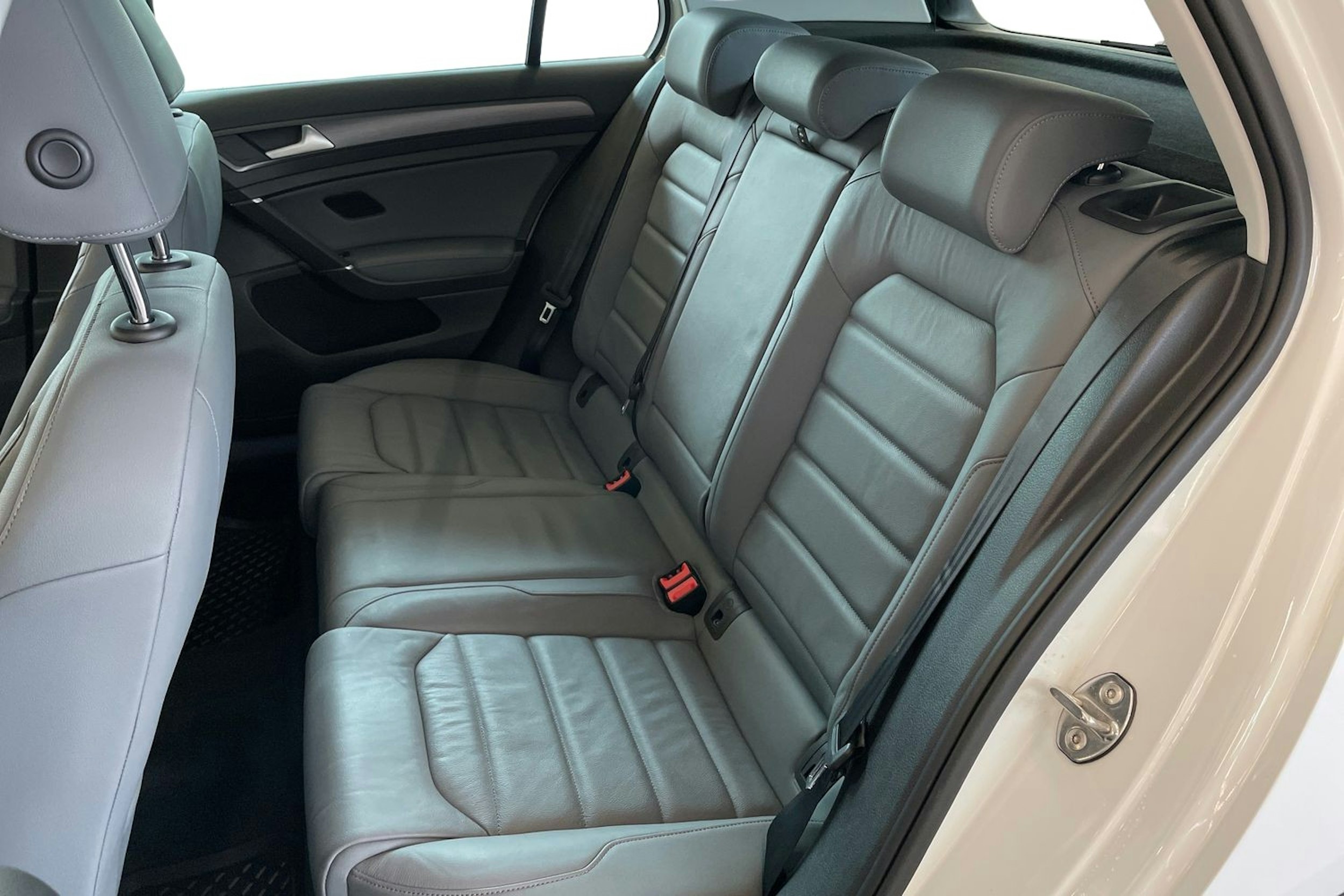 Valkoinen Volkswagen GOLF 2020 kuva 10.