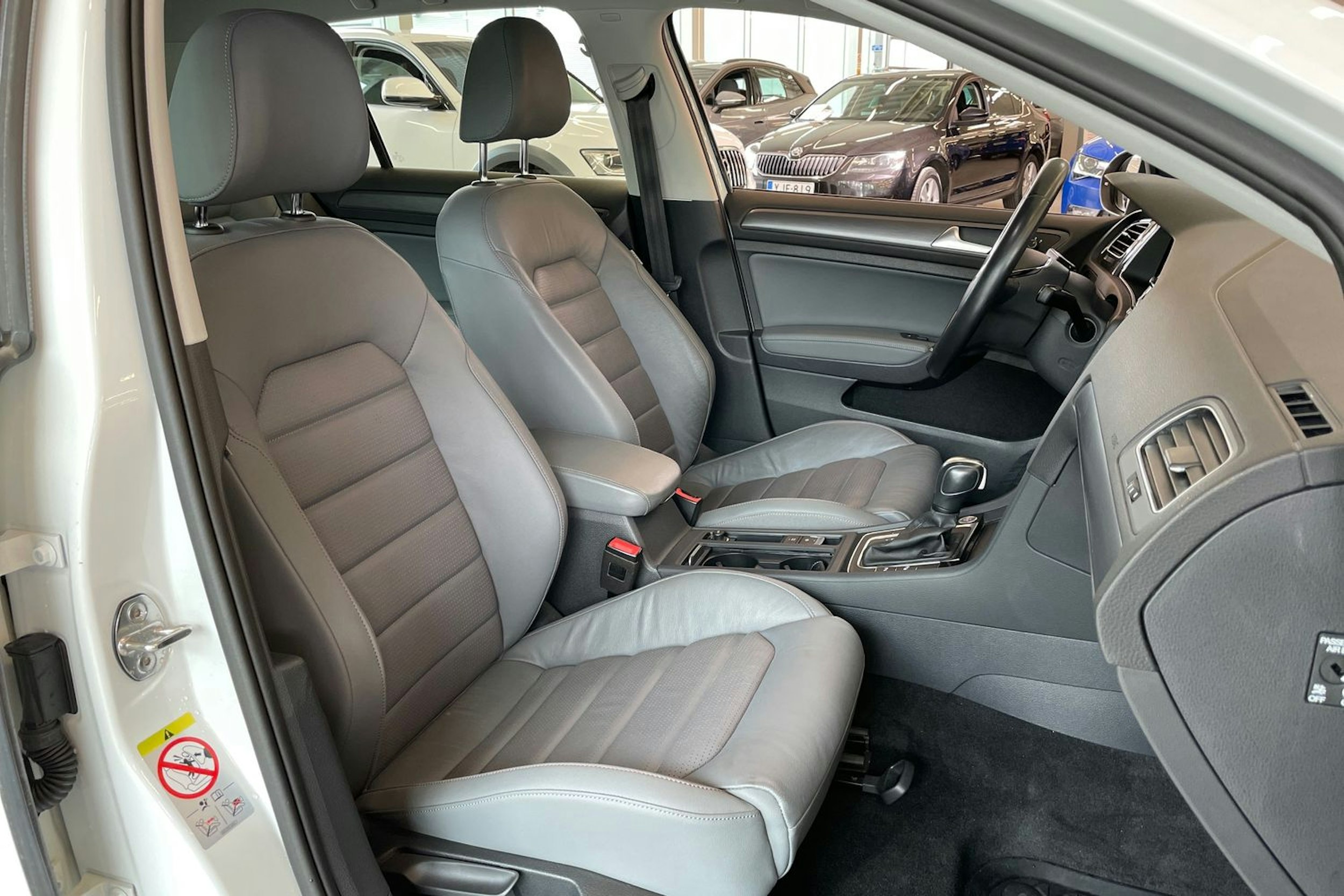 Valkoinen Volkswagen GOLF 2020 kuva 24.