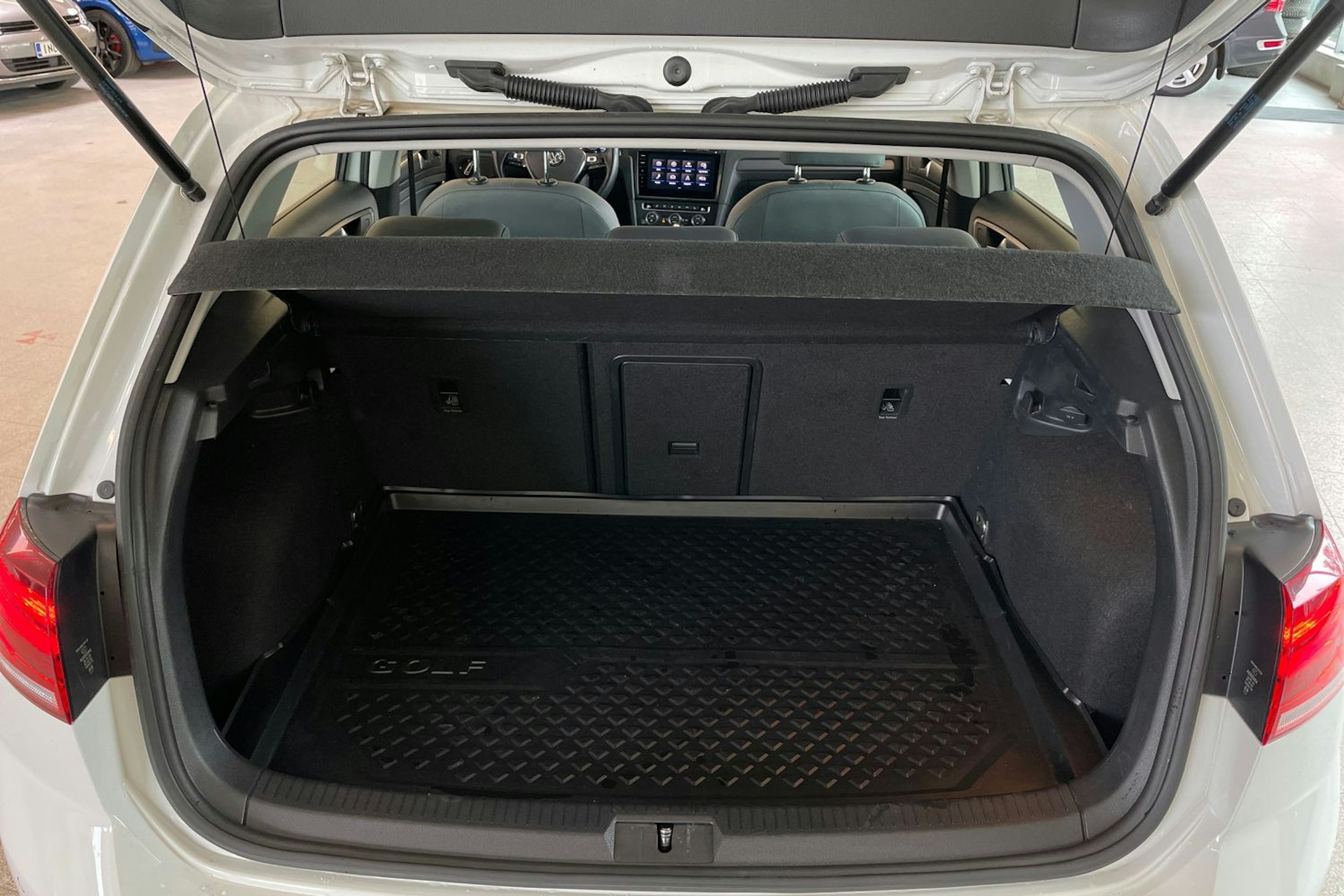 Valkoinen Volkswagen GOLF 2020 kuva 26.