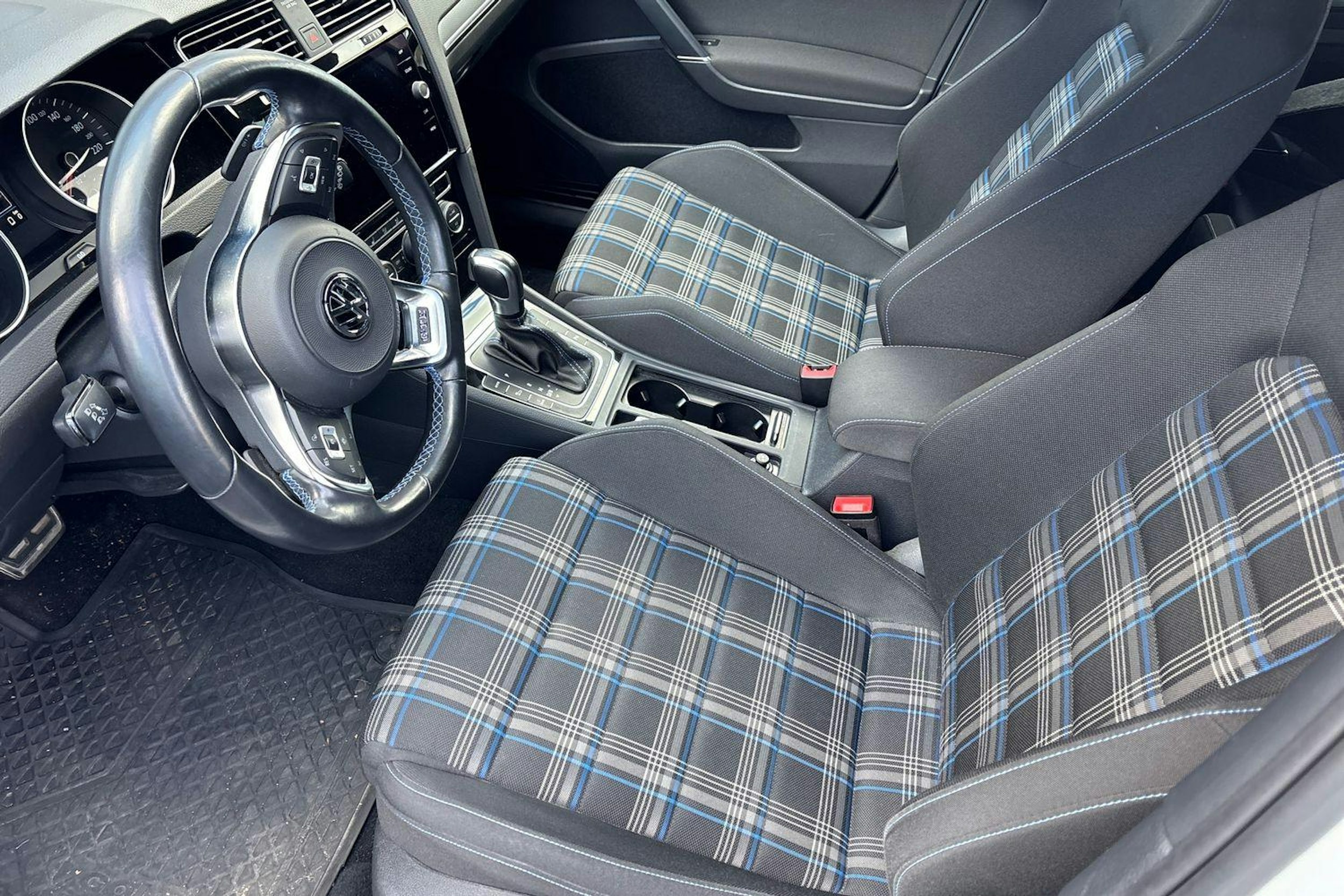 valkoinen Volkswagen Golf 2020 kuva 3.
