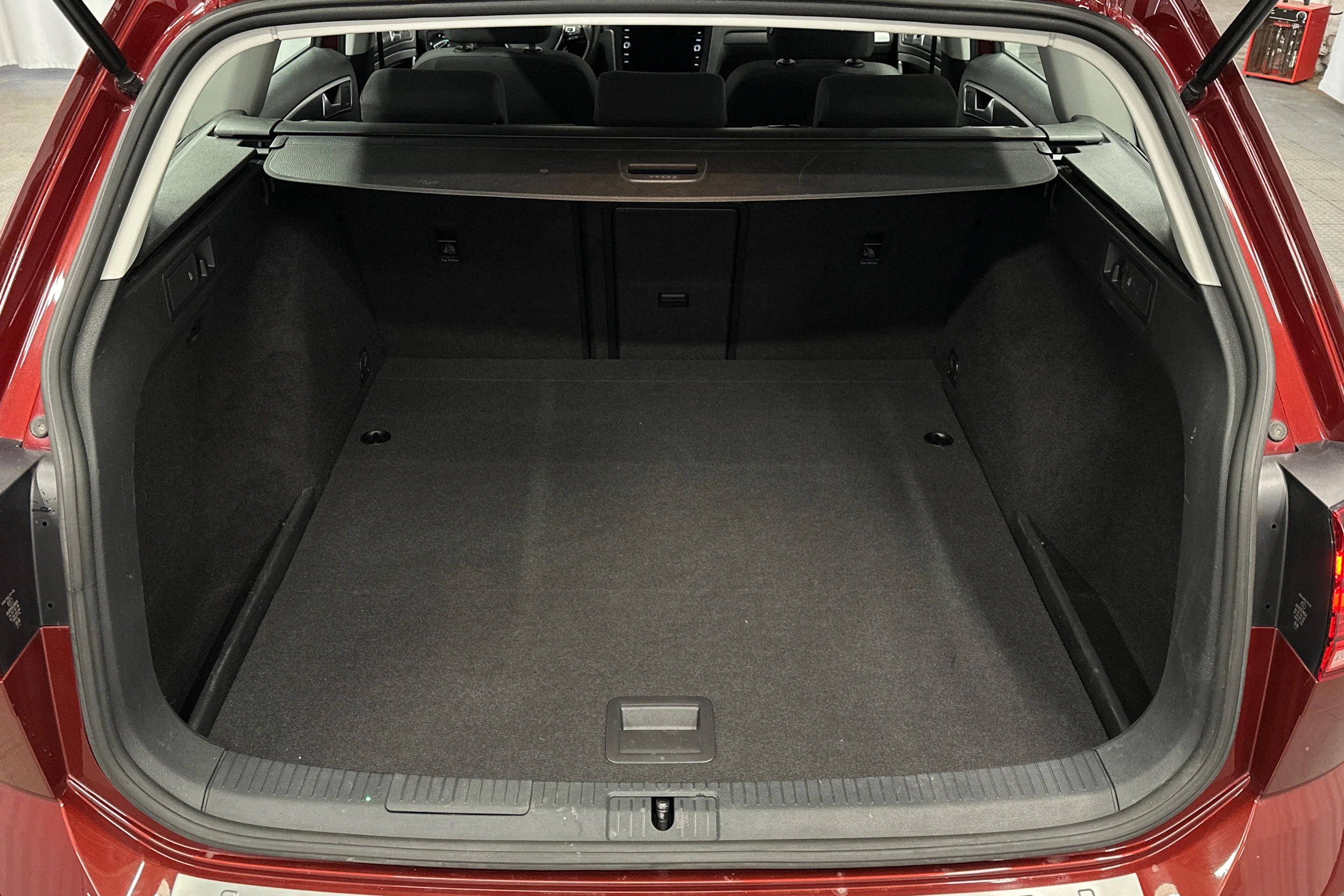 Punainen Volkswagen GOLF 2020 kuva 15.