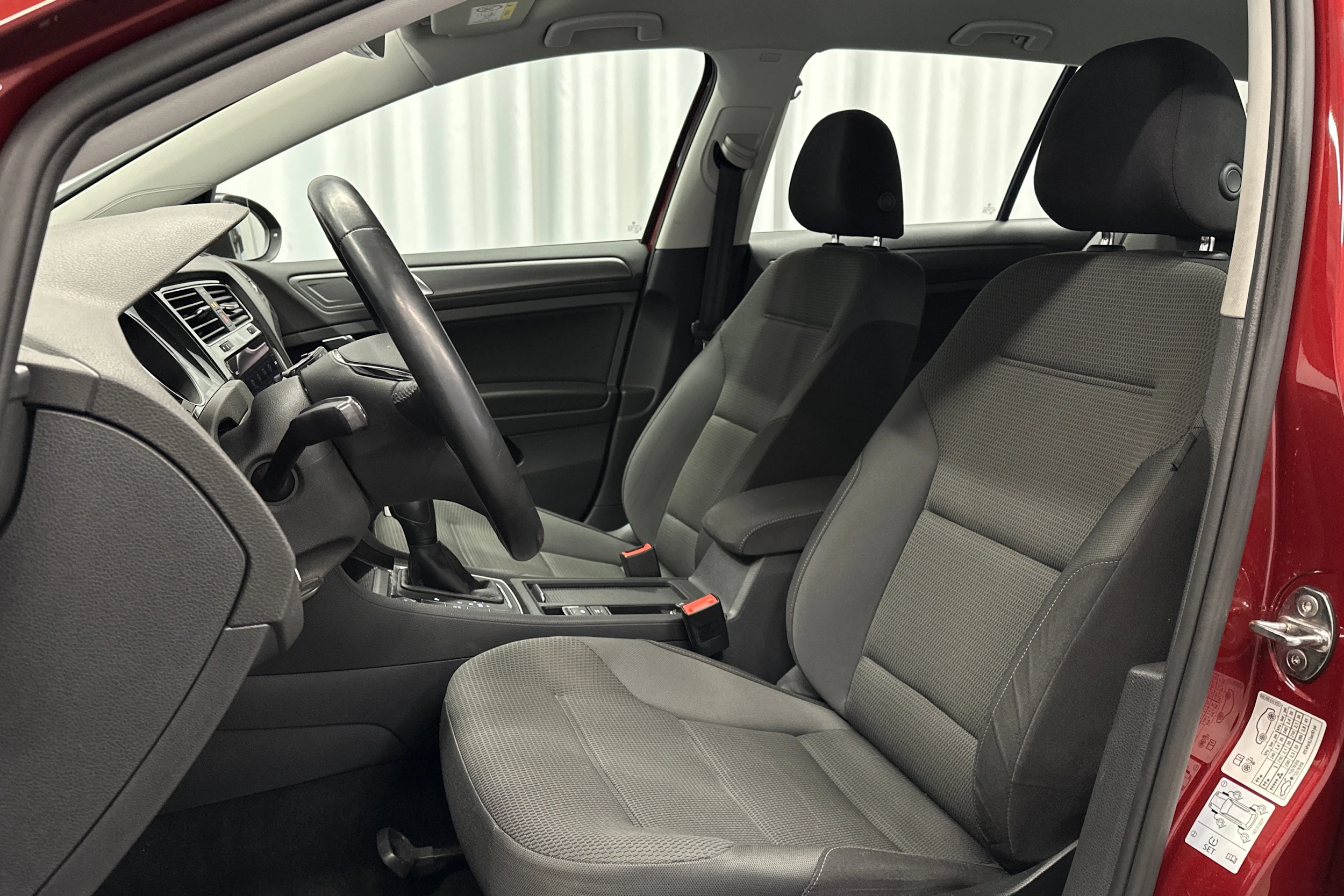 Punainen Volkswagen GOLF 2020 kuva 16.