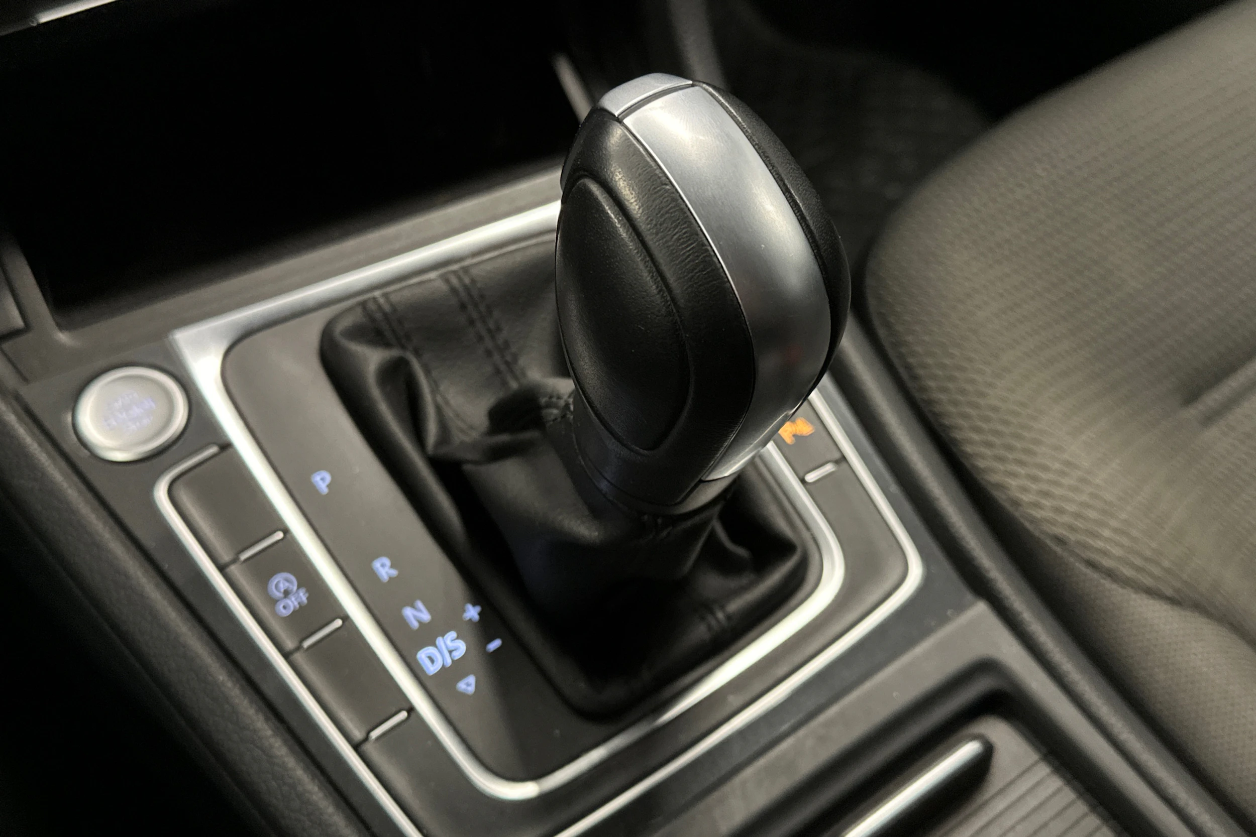 Punainen Volkswagen GOLF 2020 kuva 27.