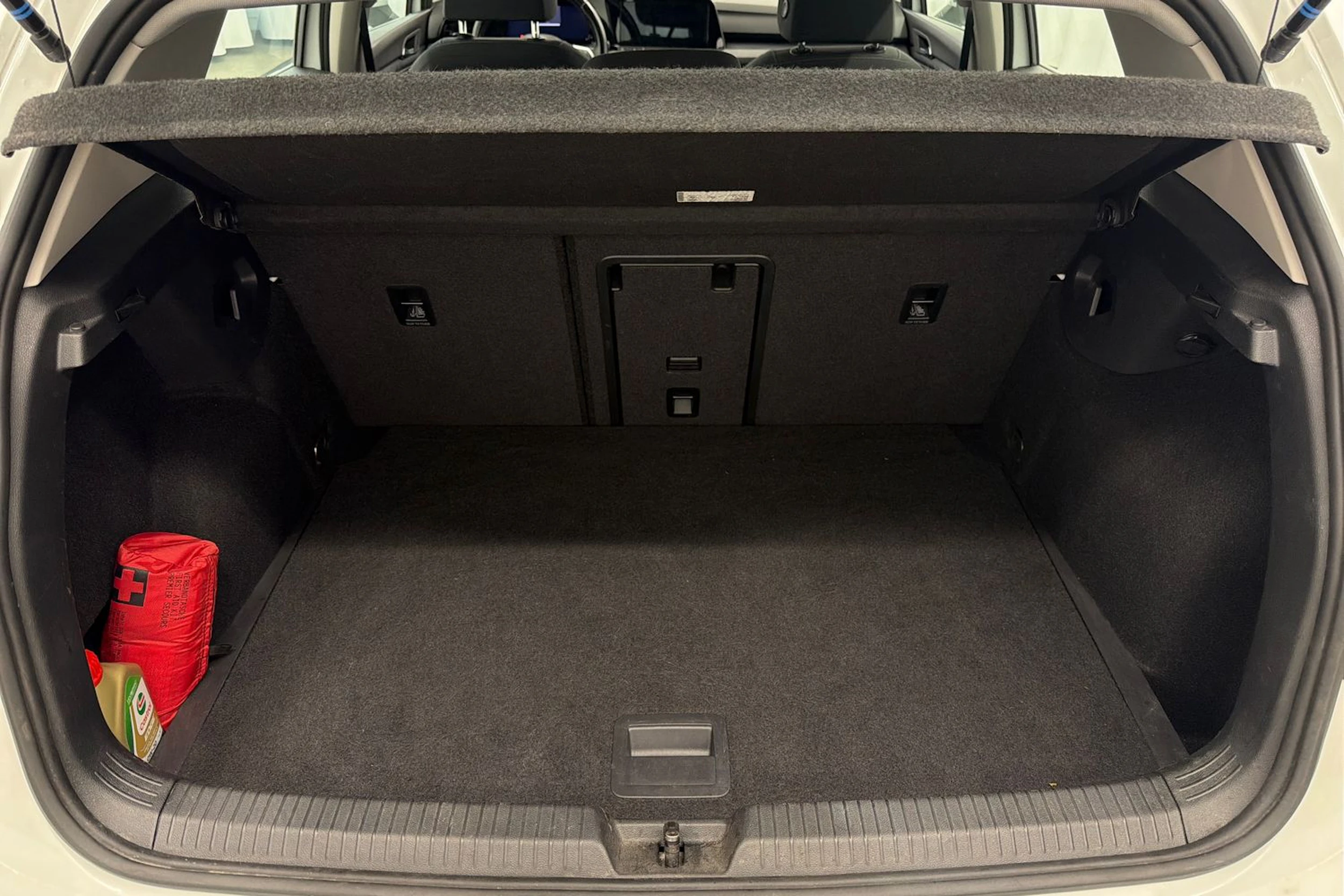 valkoinen Volkswagen Golf 2020 kuva 13.
