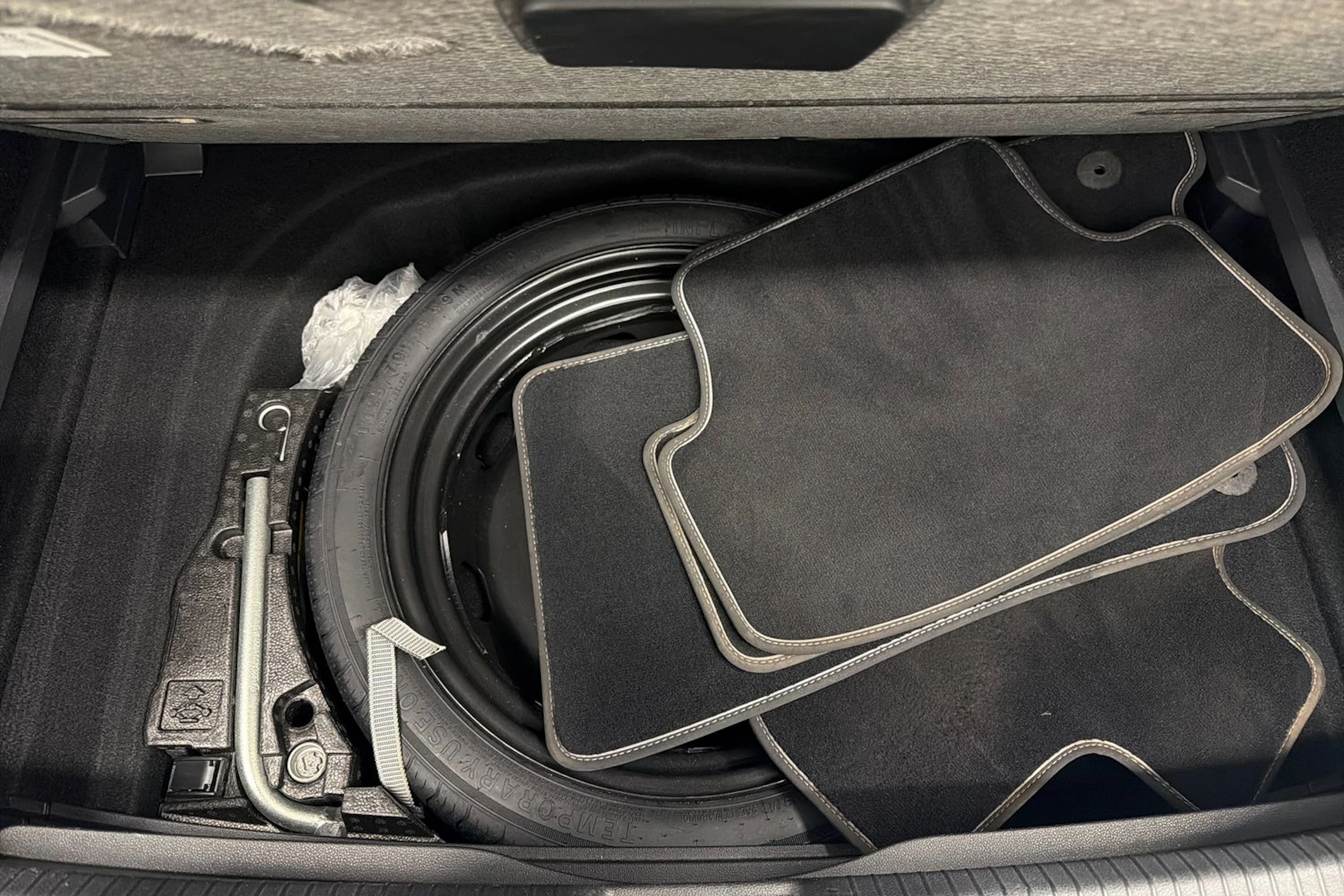 valkoinen Volkswagen Golf 2020 kuva 14.