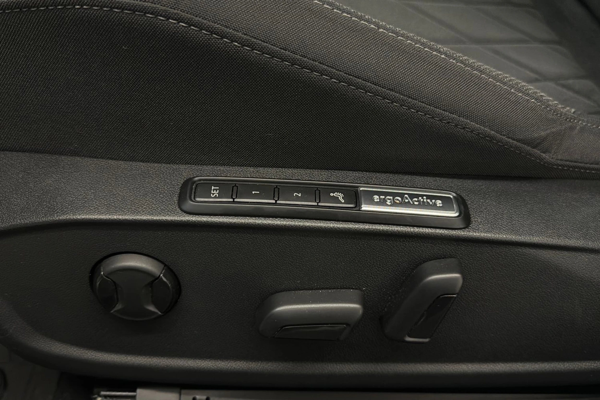 valkoinen Volkswagen Golf 2020 kuva 16.