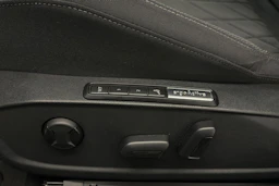 valkoinen Volkswagen Golf 2020 kuva 16.