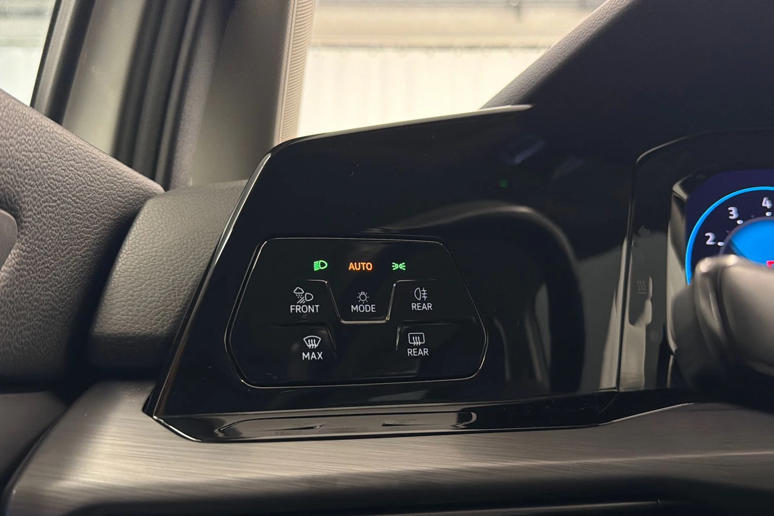 valkoinen Volkswagen Golf 2020 kuva 18.