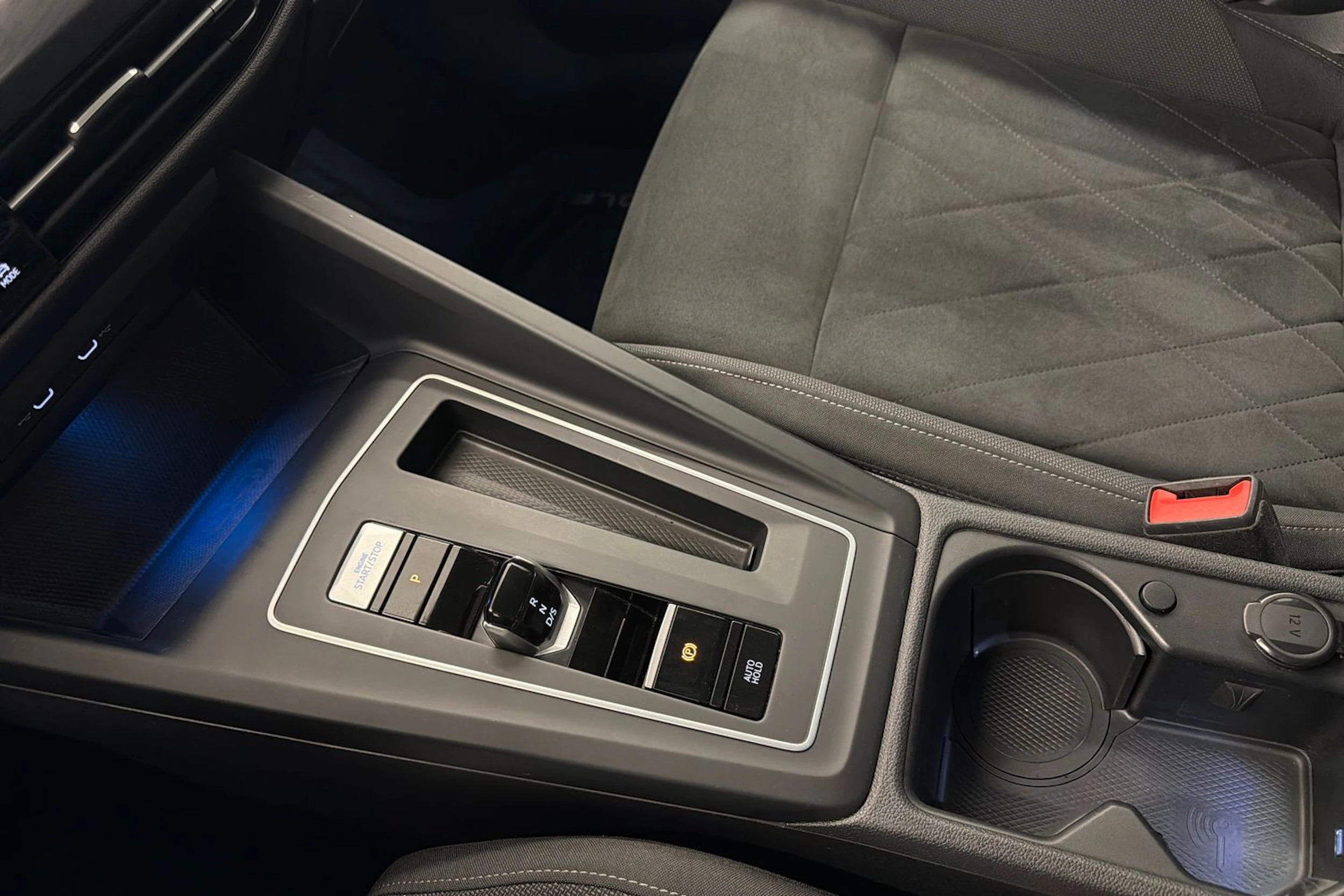 valkoinen Volkswagen Golf 2020 kuva 21.