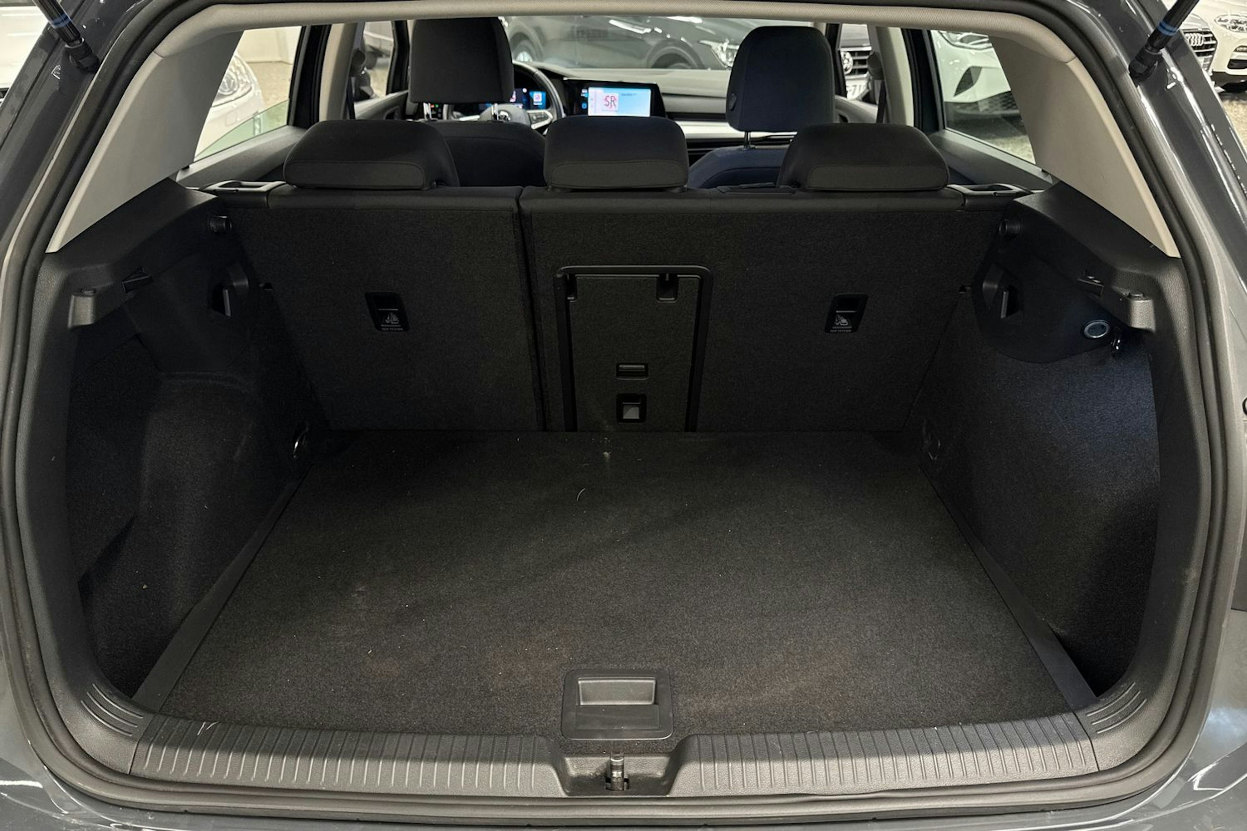 Harmaa Volkswagen Golf 2020 kuva 17.