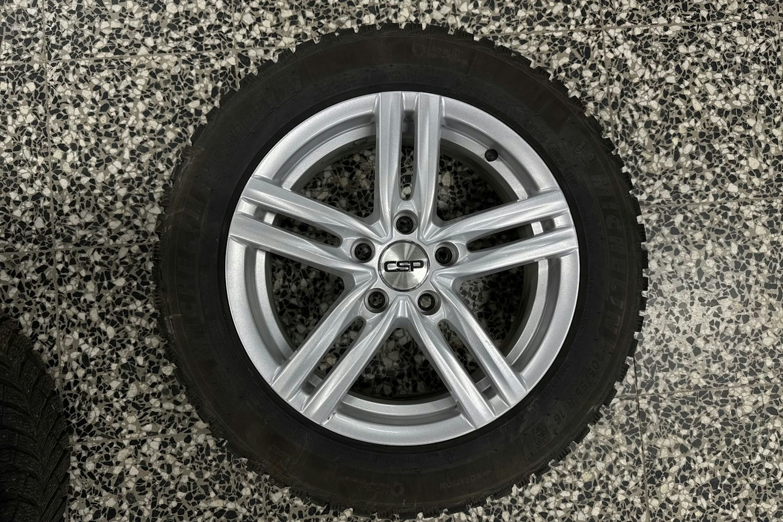 Harmaa Volkswagen Golf 2020 kuva 18.