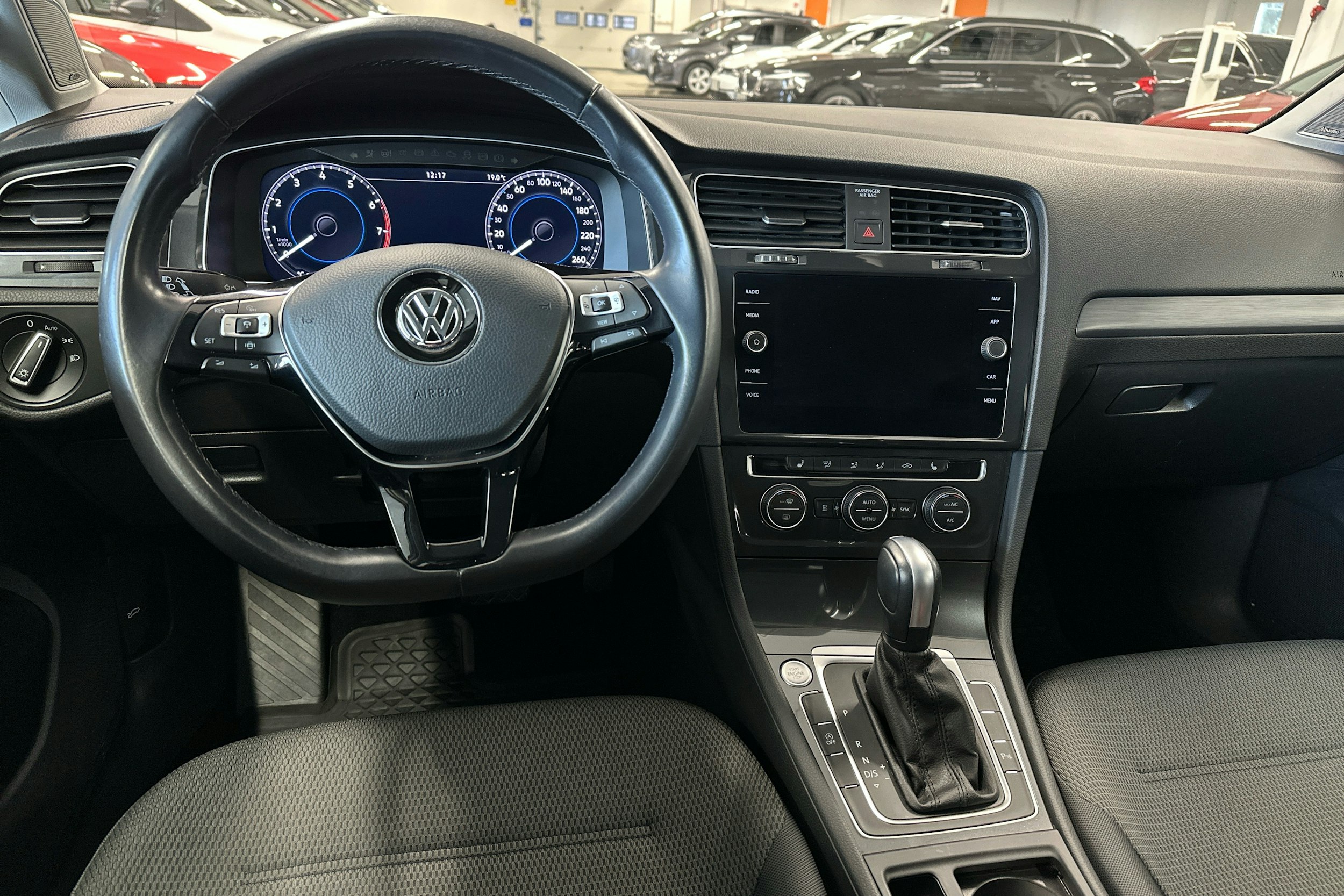 valkoinen Volkswagen Golf 2020 kuva 7.