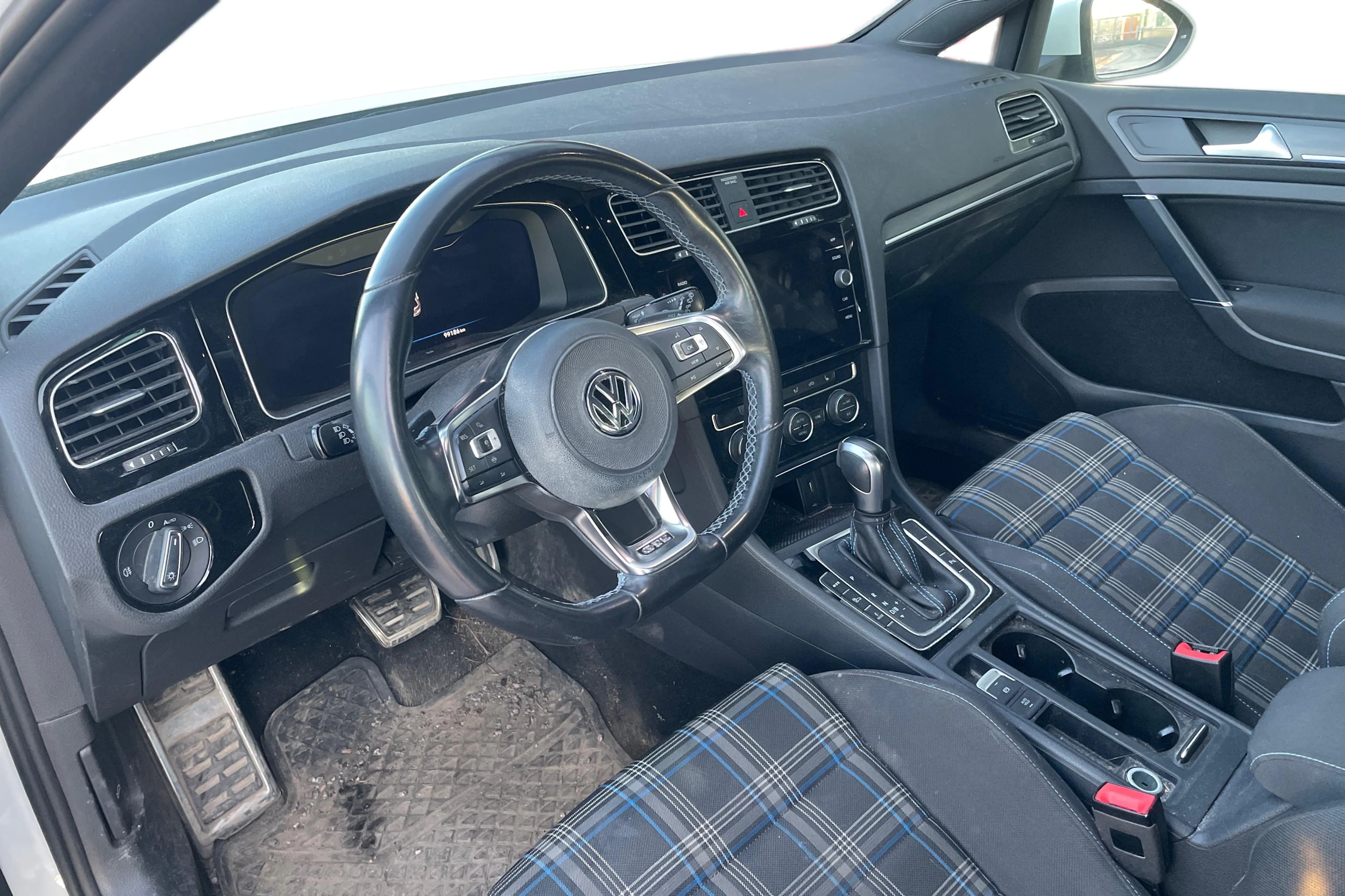 valkoinen Volkswagen Golf 2020 kuva 3.