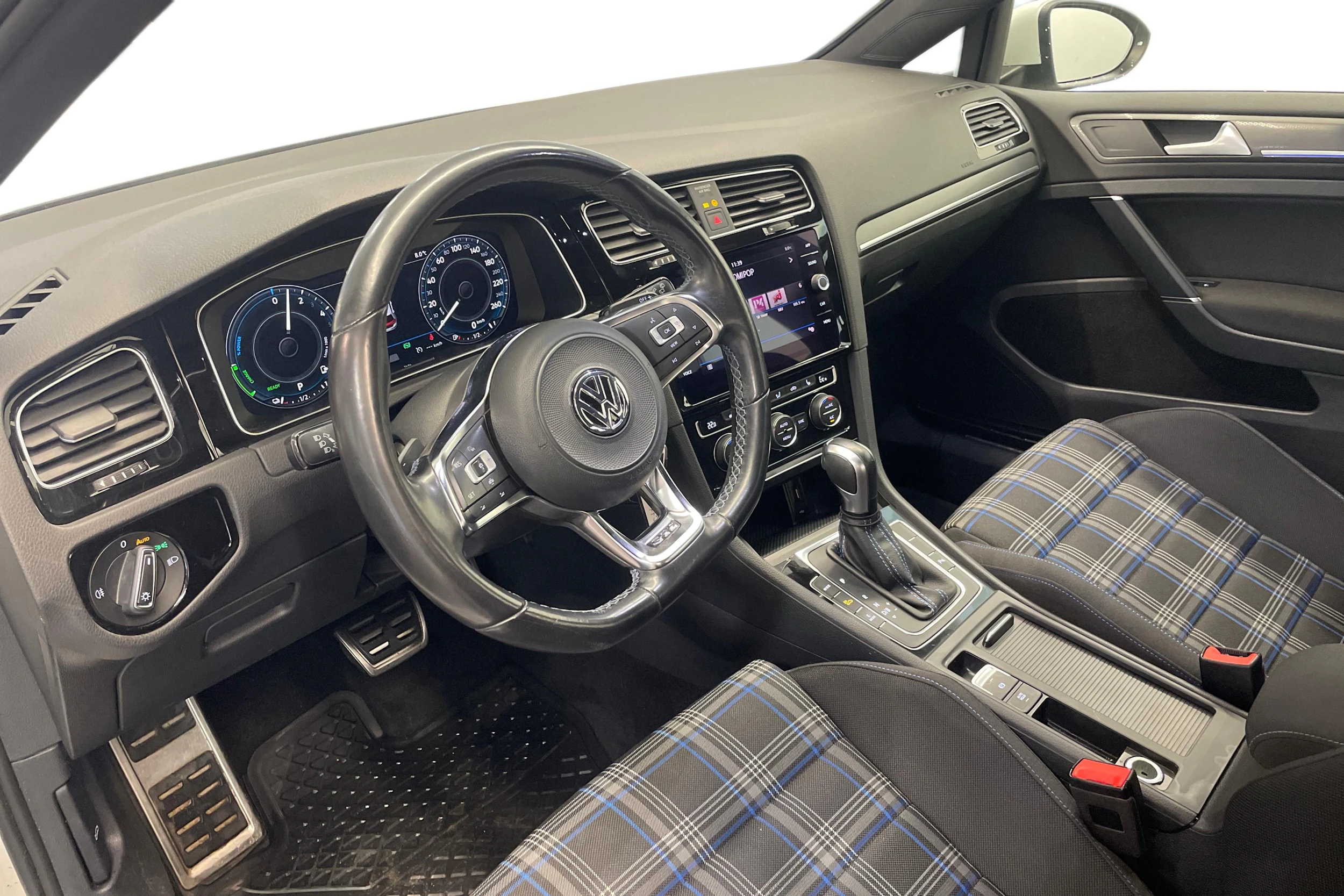 Valkoinen Volkswagen Golf 2020 kuva 6.