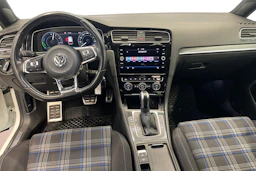 Valkoinen Volkswagen Golf 2020 kuva 7.