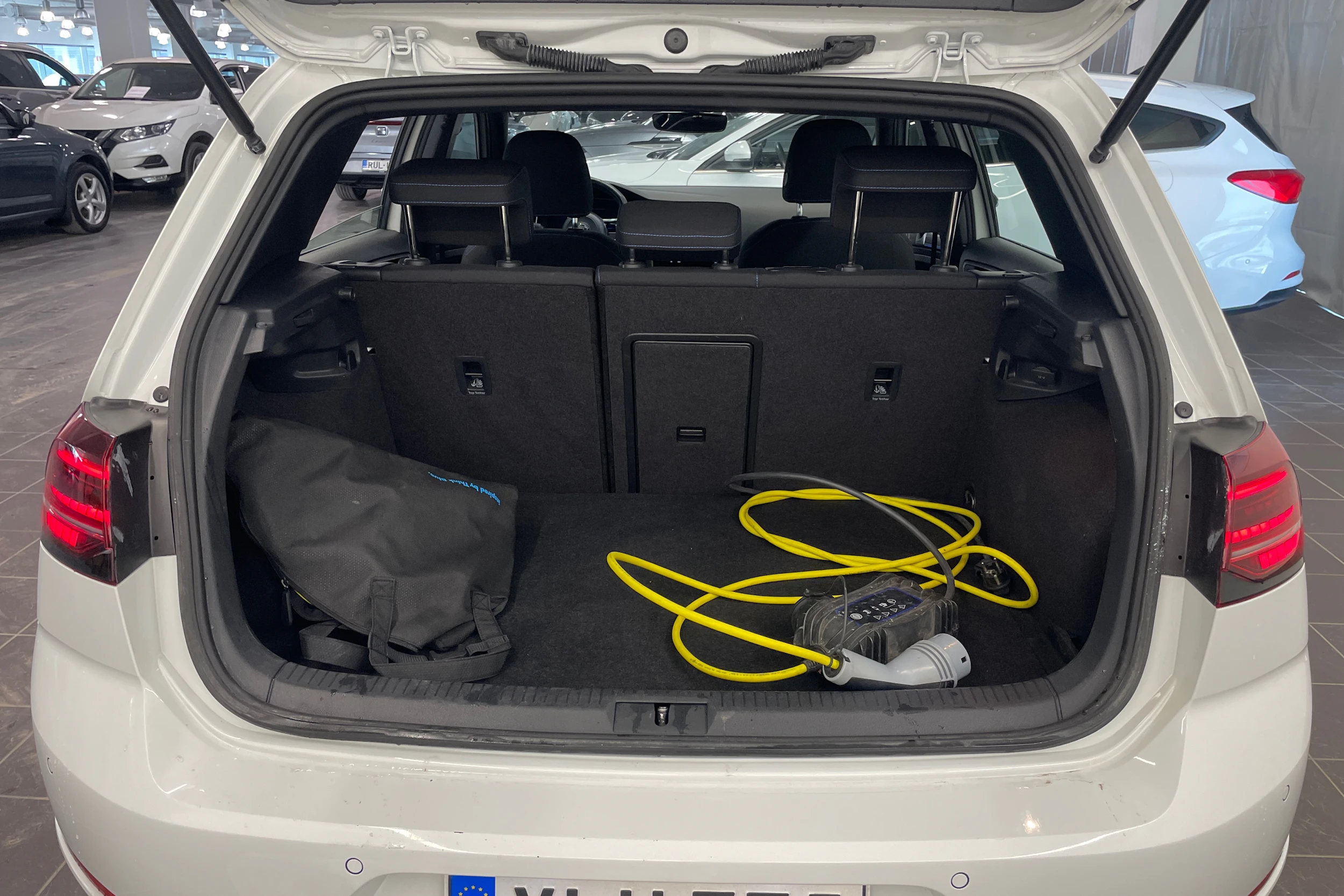 Valkoinen Volkswagen Golf 2020 kuva 13.