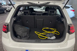 Valkoinen Volkswagen Golf 2020 kuva 13.