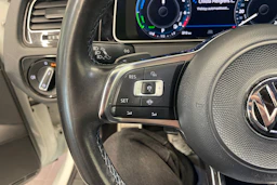 Valkoinen Volkswagen Golf 2020 kuva 16.