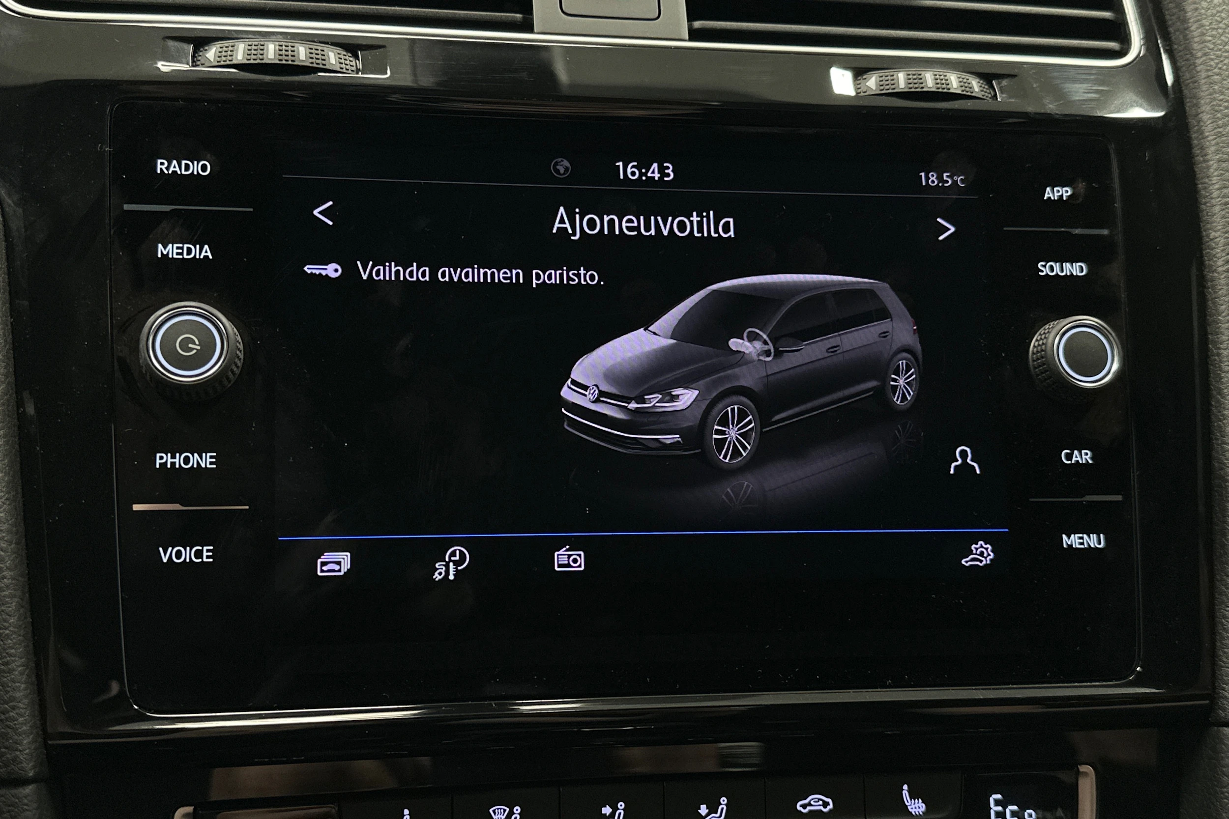 Valkoinen Volkswagen Golf 2020 kuva 23.