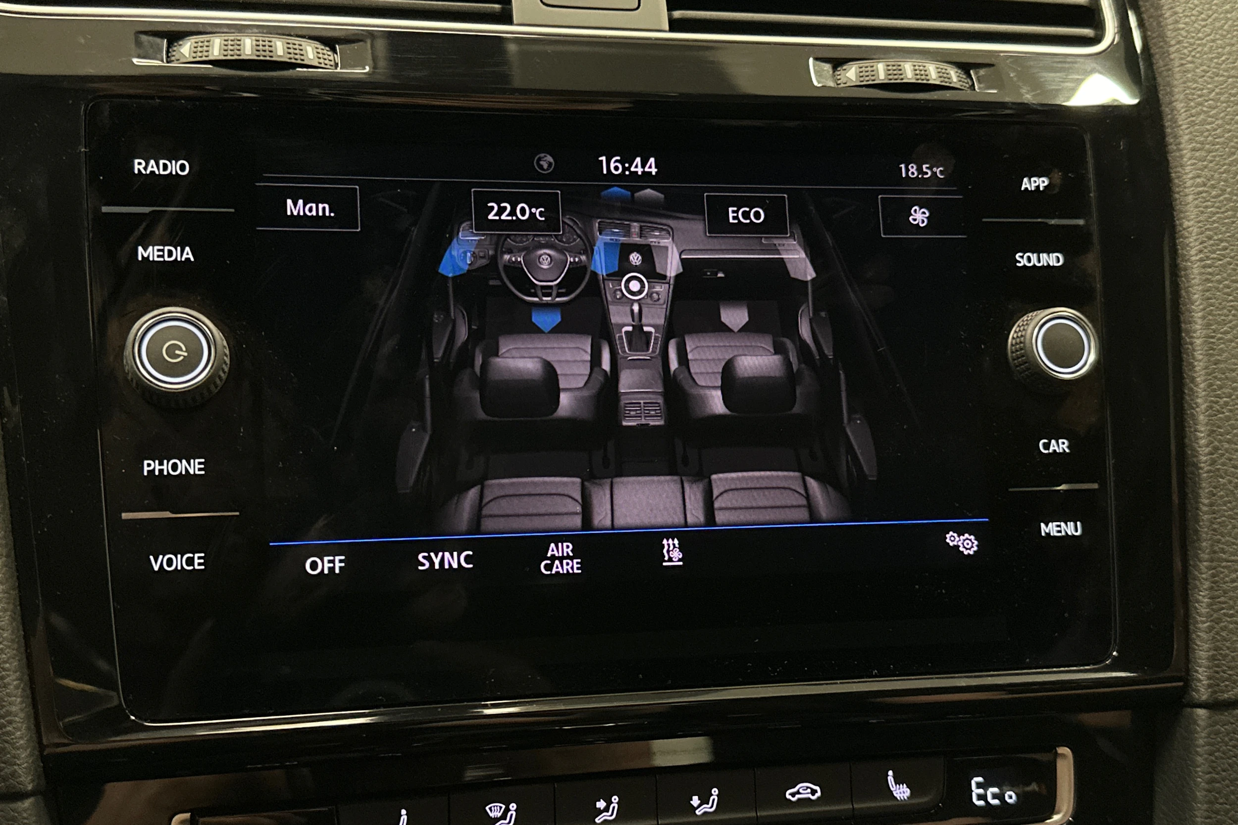 Valkoinen Volkswagen Golf 2020 kuva 24.