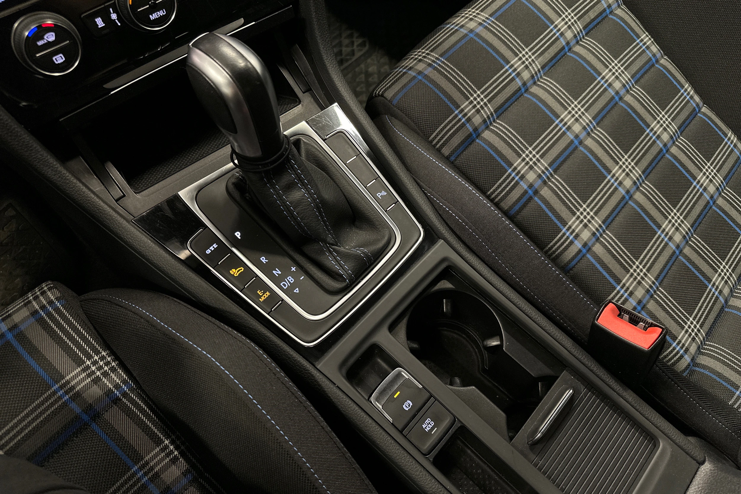 Valkoinen Volkswagen Golf 2020 kuva 28.