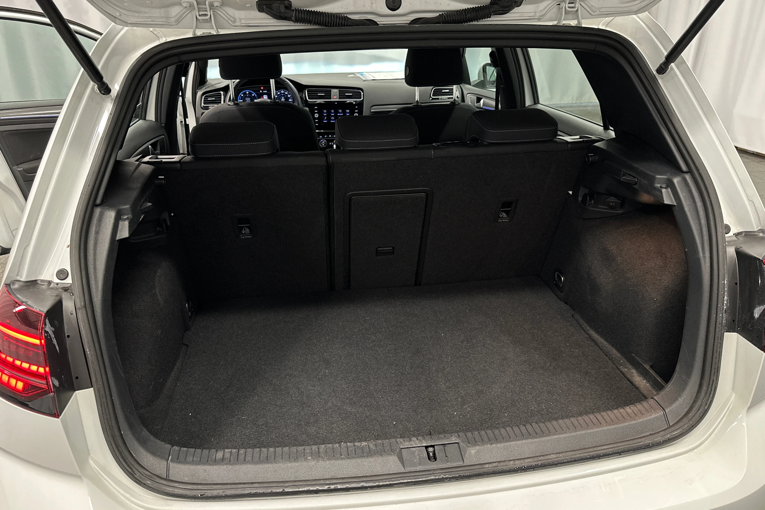 Valkoinen Volkswagen Golf 2020 kuva 30.