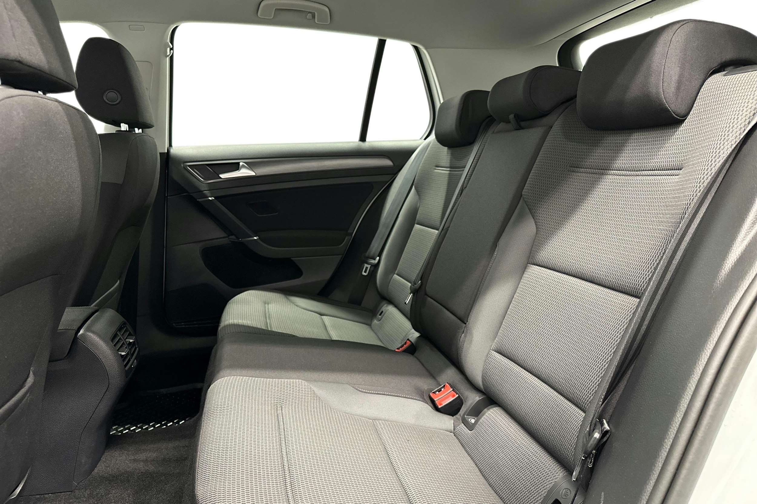 valkoinen Volkswagen Golf 2020 kuva 10.