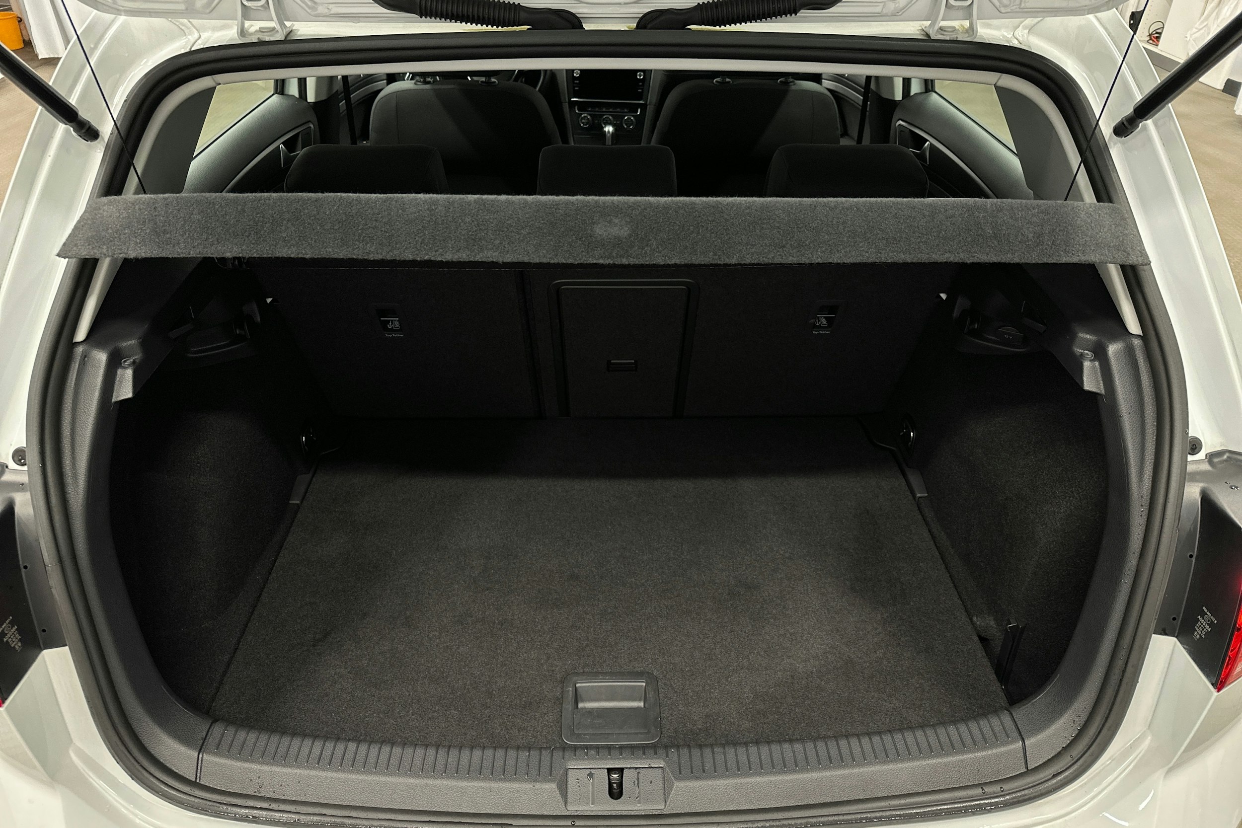 valkoinen Volkswagen Golf 2020 kuva 14.