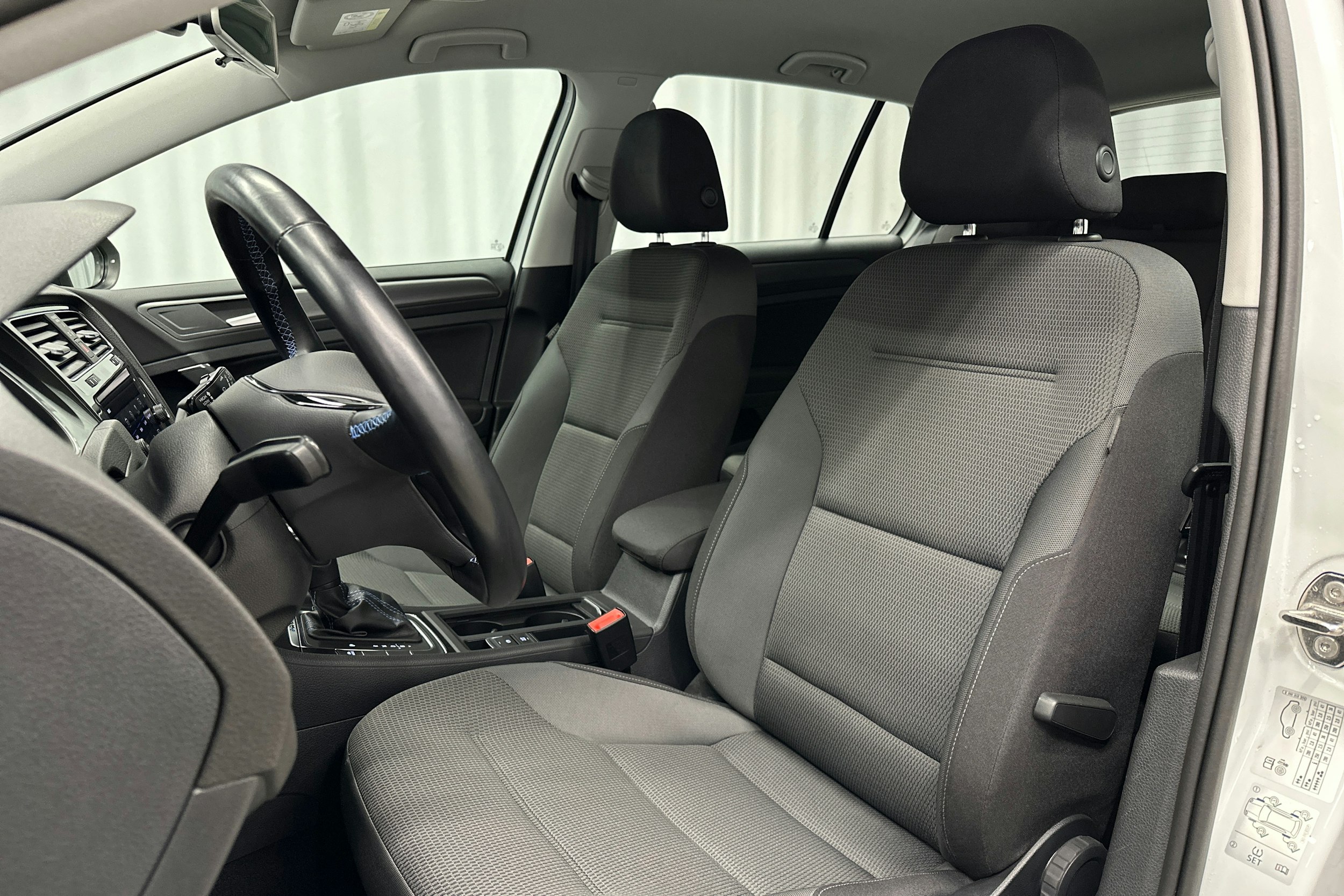 valkoinen Volkswagen Golf 2020 kuva 15.