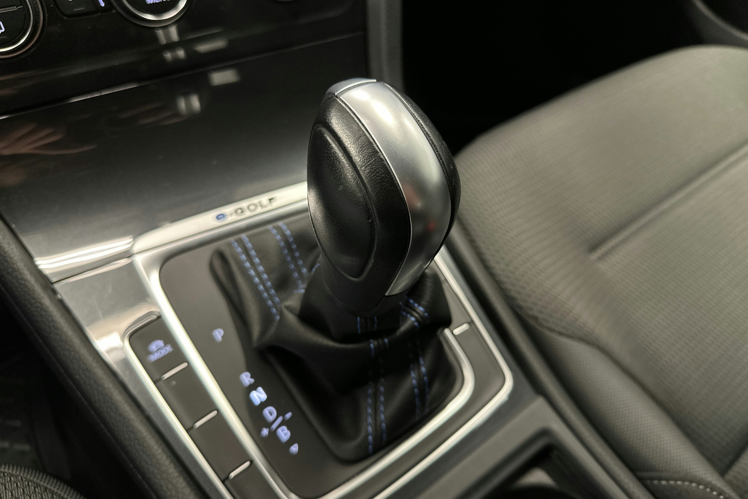 valkoinen Volkswagen Golf 2020 kuva 25.