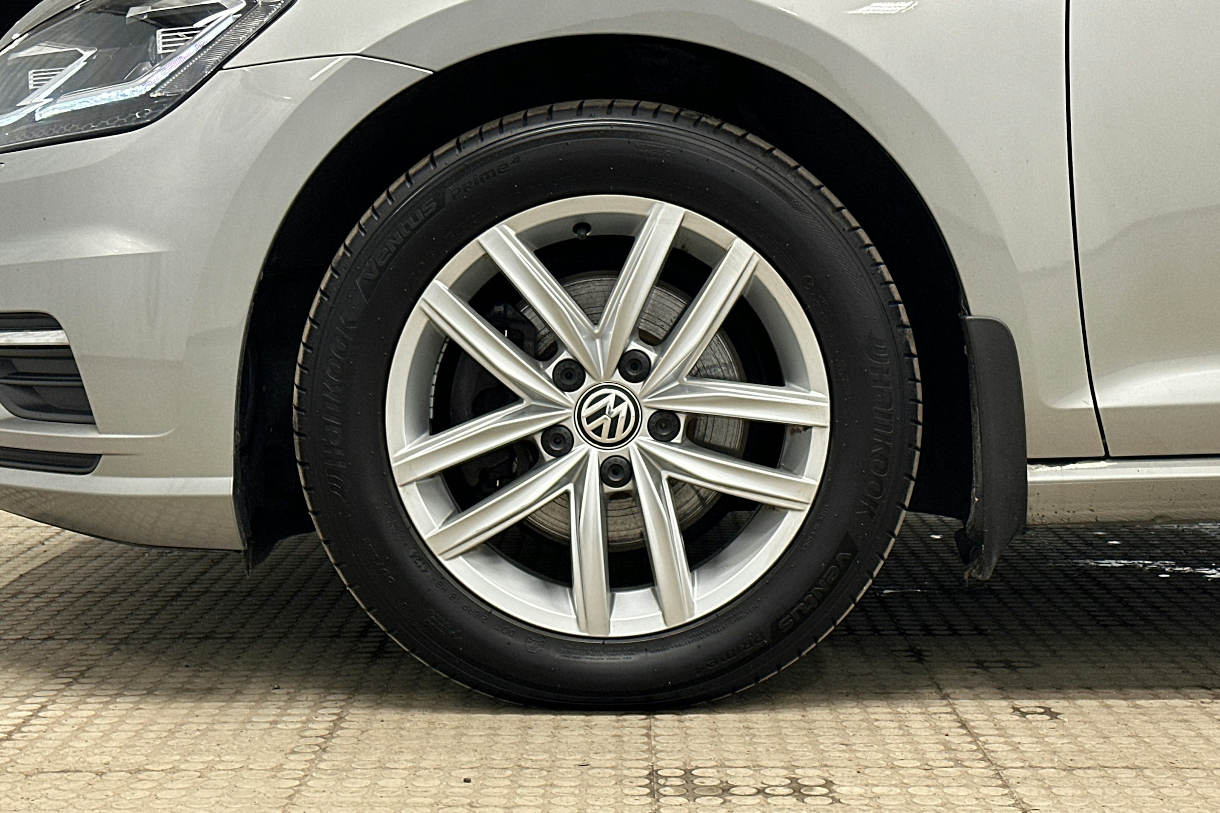 harmaa Volkswagen Golf 2020 kuva 11.