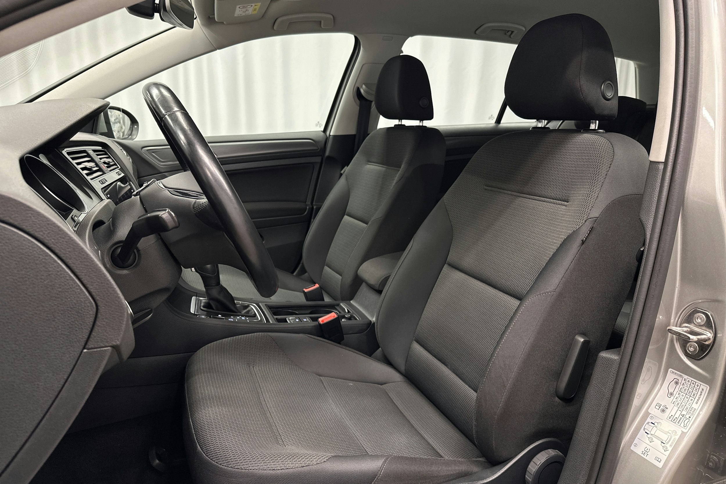 harmaa Volkswagen Golf 2020 kuva 15.