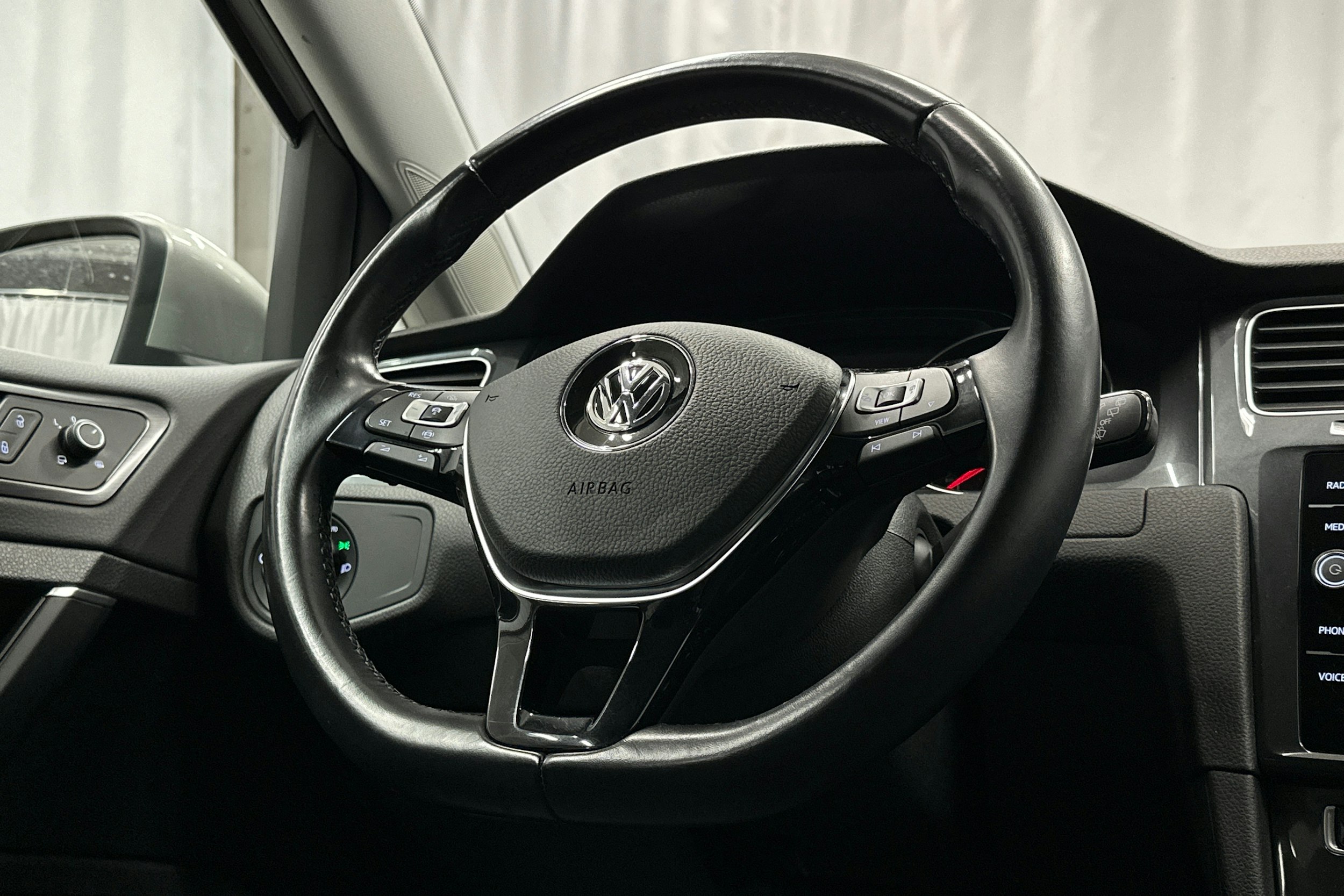 harmaa Volkswagen Golf 2020 kuva 16.