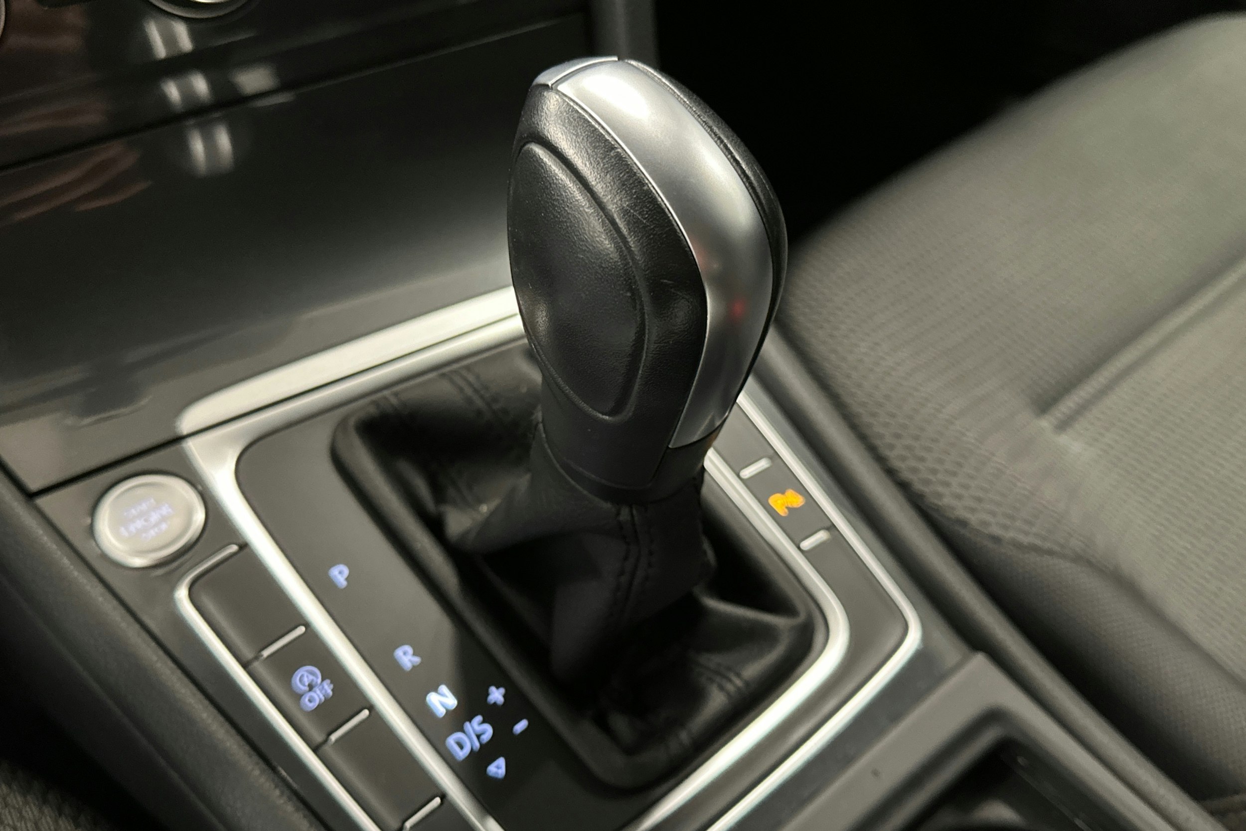 harmaa Volkswagen Golf 2020 kuva 26.