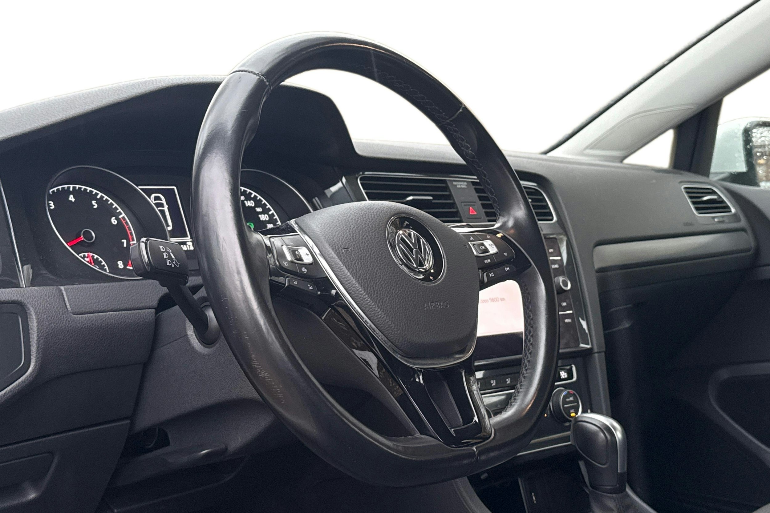 valkoinen Volkswagen Golf 2020 kuva 3.