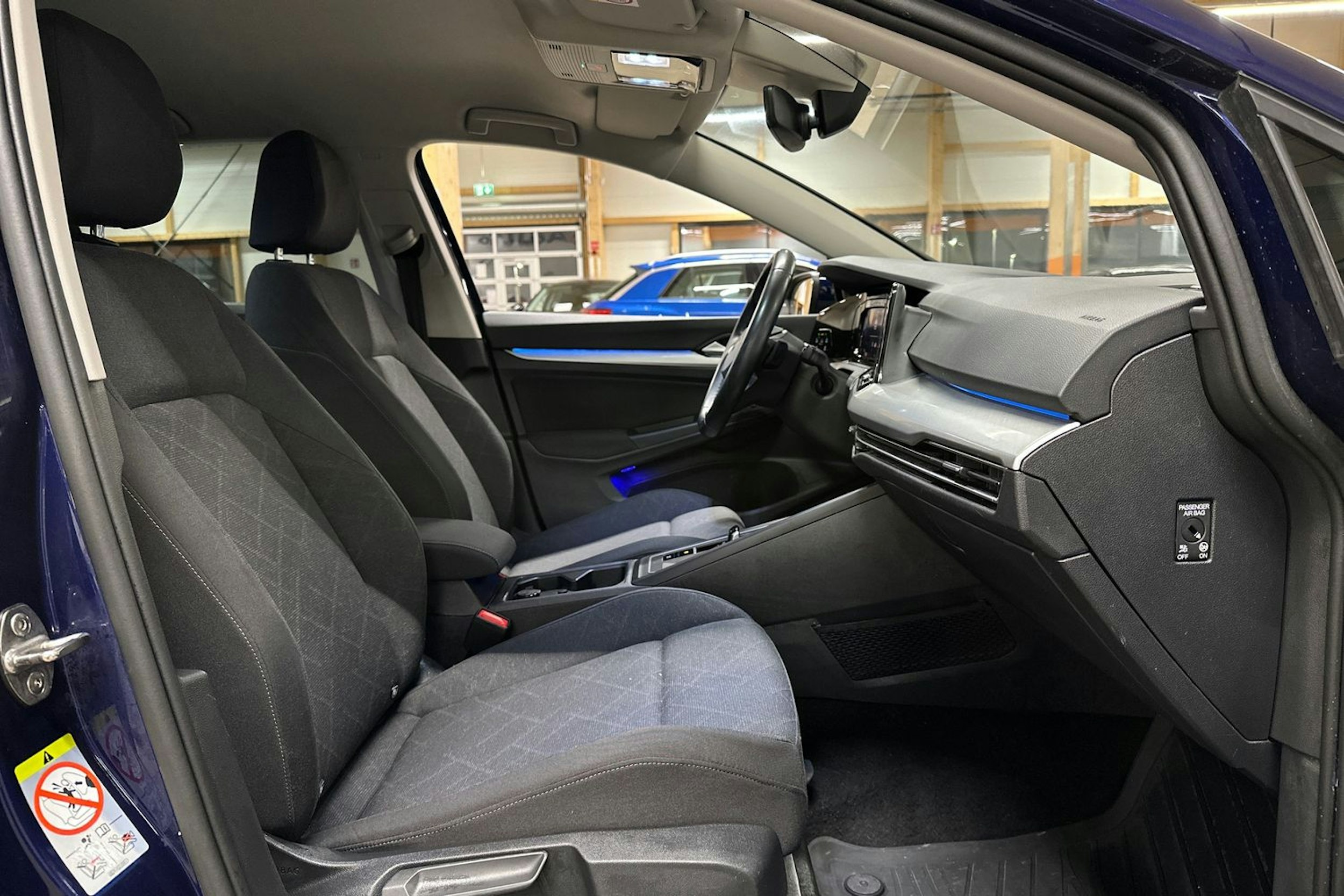 sininen Volkswagen Golf 2020 kuva 14.