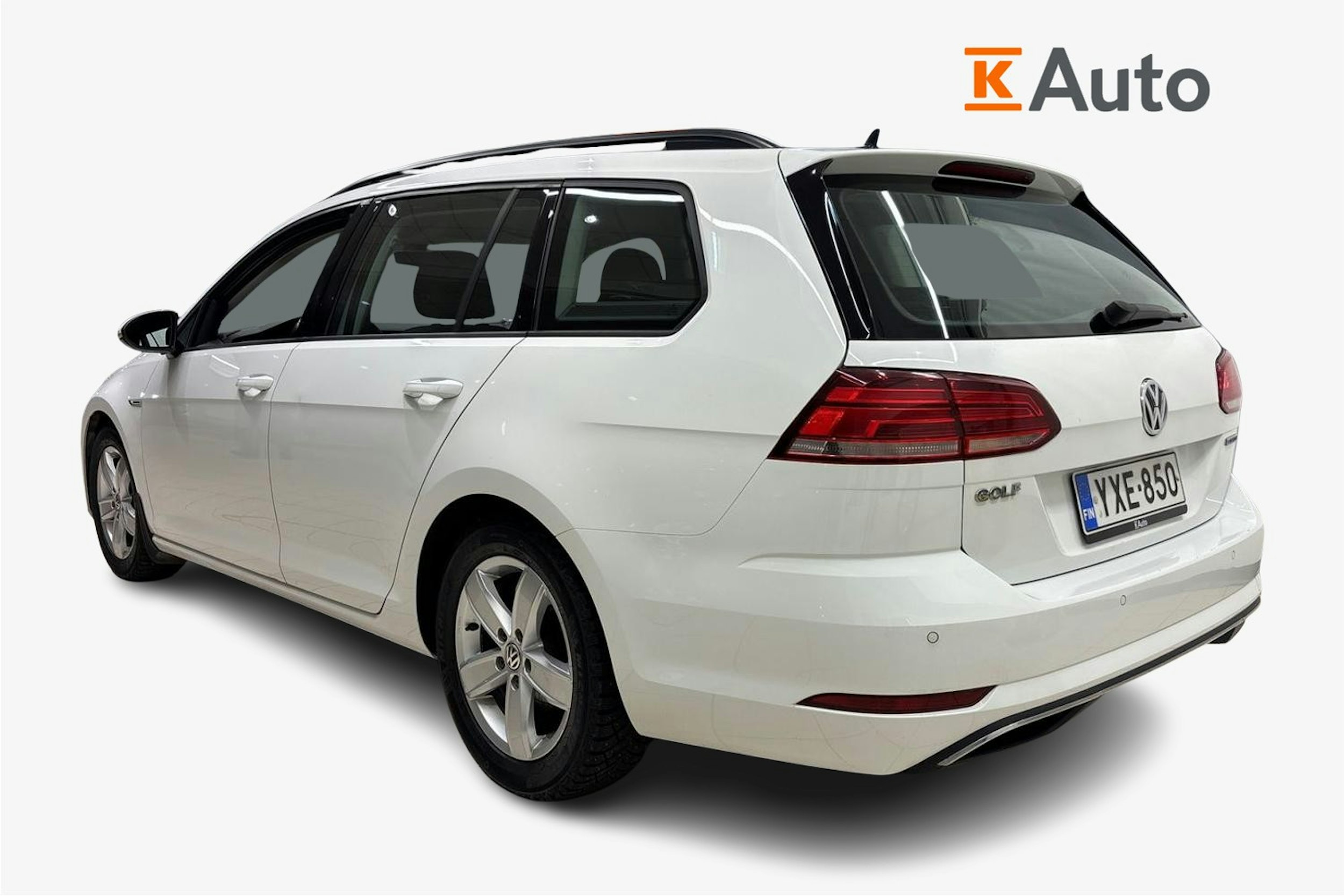 valkoinen Volkswagen Golf 2020 kuva 2.