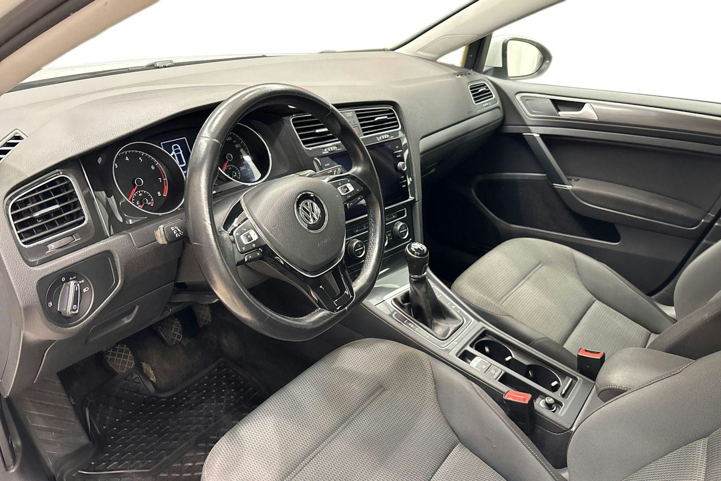 valkoinen Volkswagen Golf 2020 kuva 7.