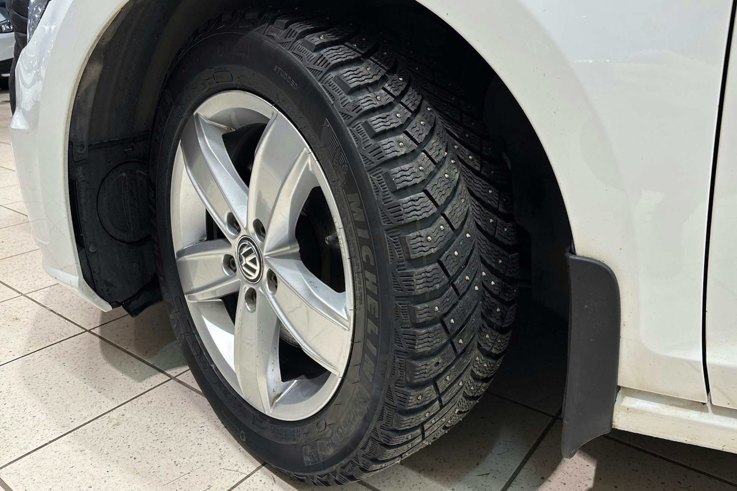 valkoinen Volkswagen Golf 2020 kuva 13.