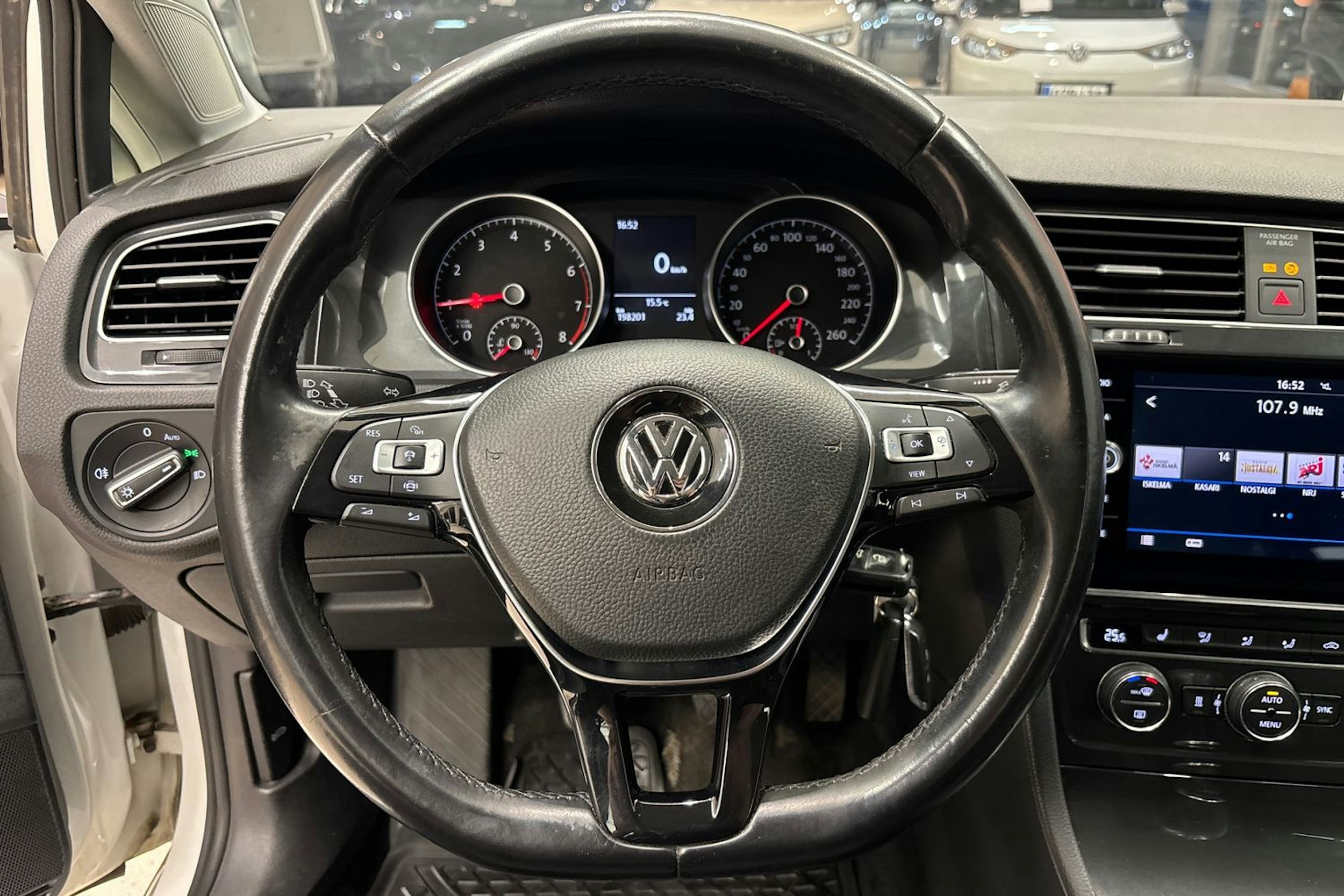 valkoinen Volkswagen Golf 2020 kuva 17.