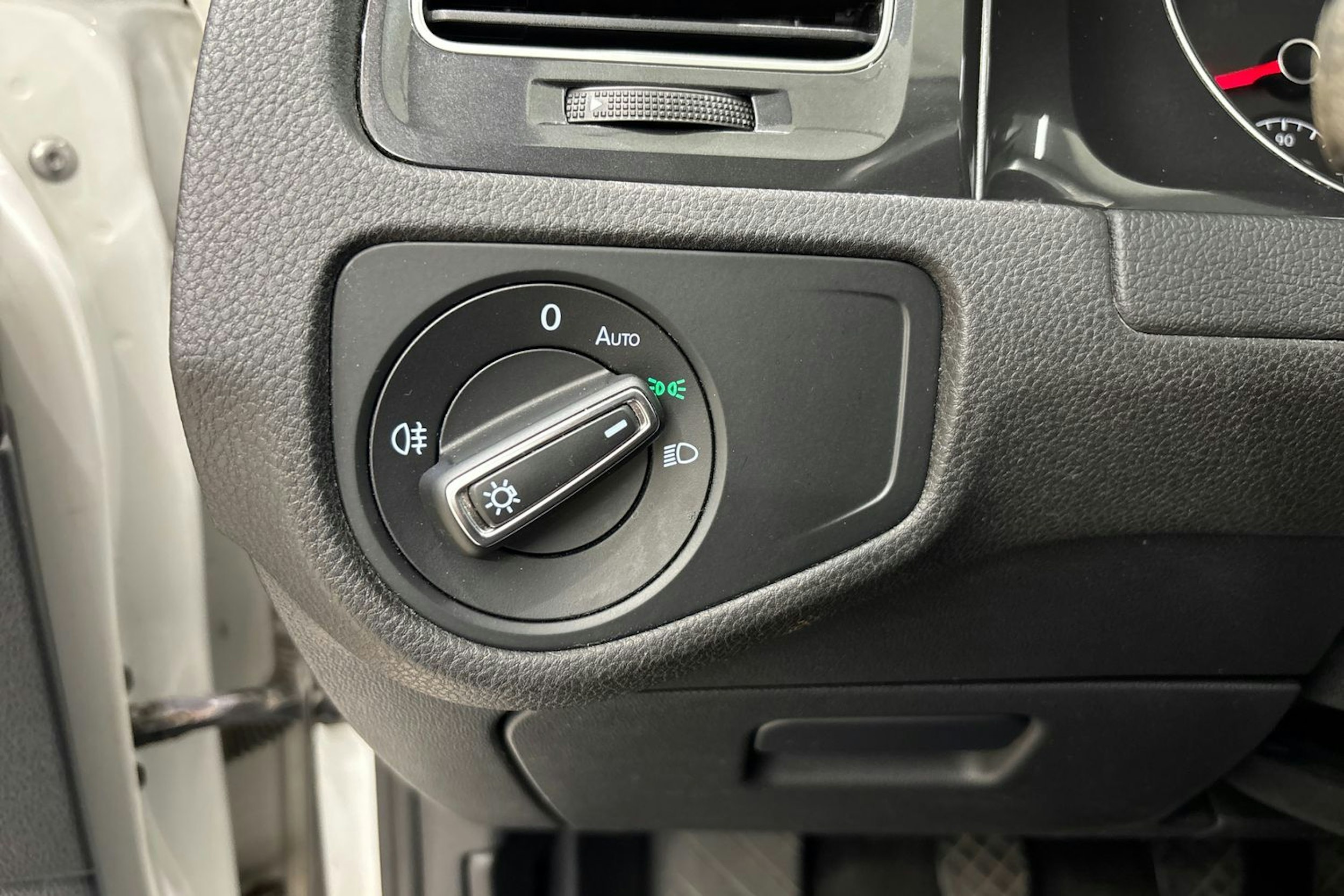 valkoinen Volkswagen Golf 2020 kuva 18.