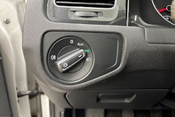 valkoinen Volkswagen Golf 2020 kuva 18.