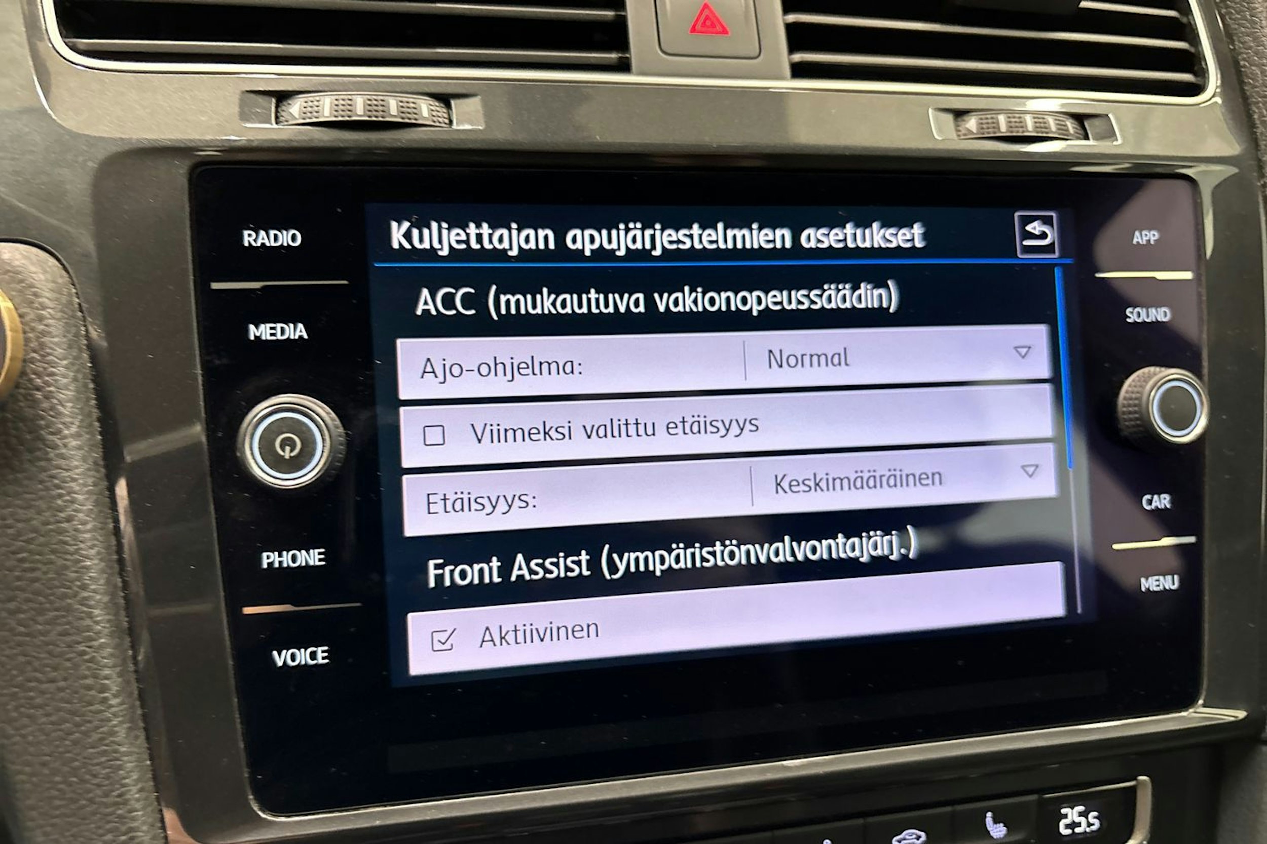 valkoinen Volkswagen Golf 2020 kuva 23.