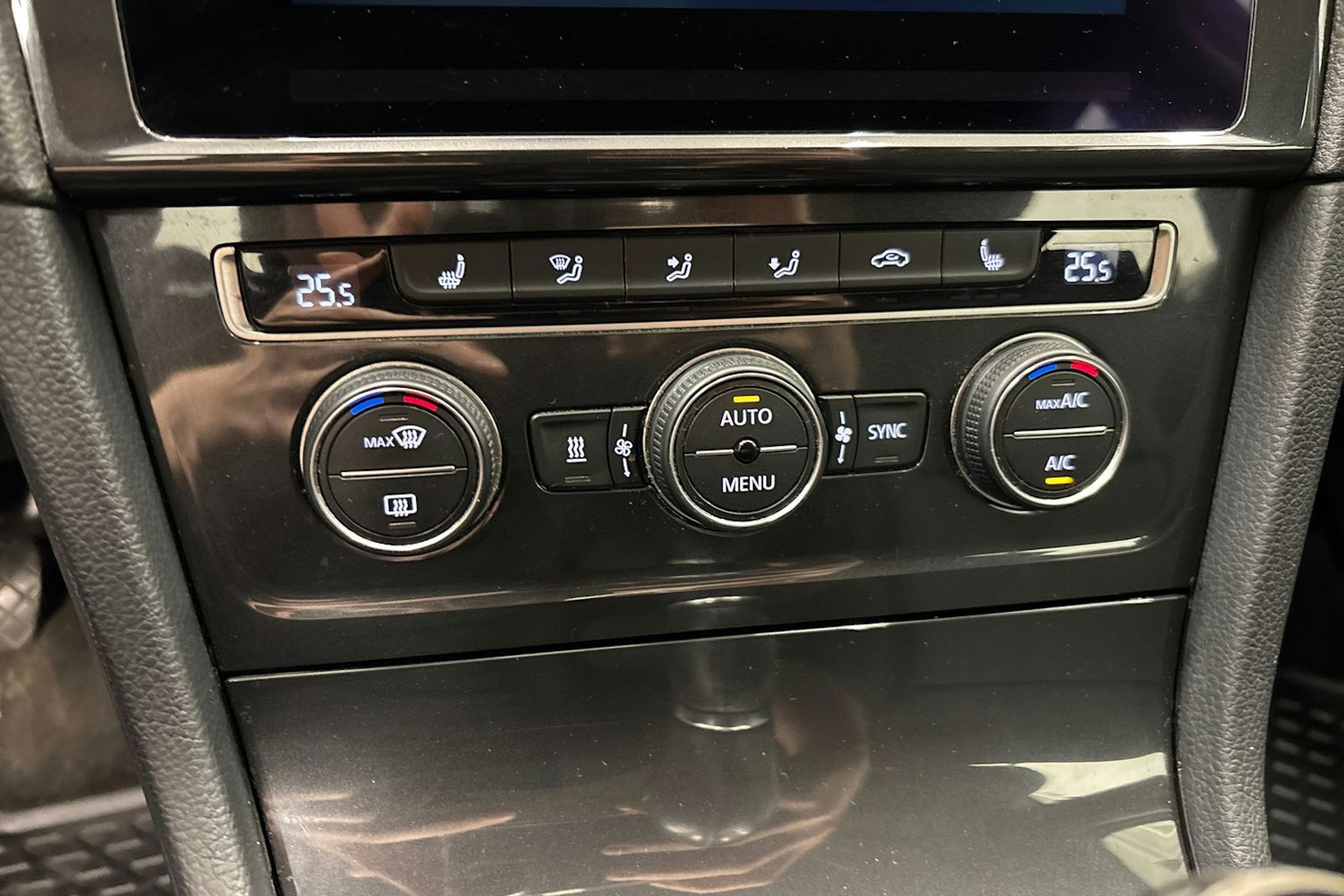 valkoinen Volkswagen Golf 2020 kuva 25.