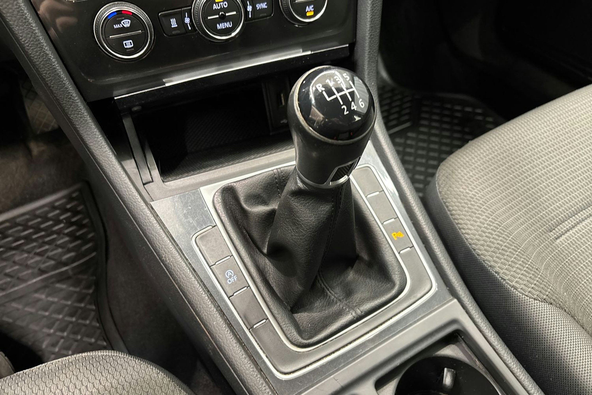 valkoinen Volkswagen Golf 2020 kuva 26.