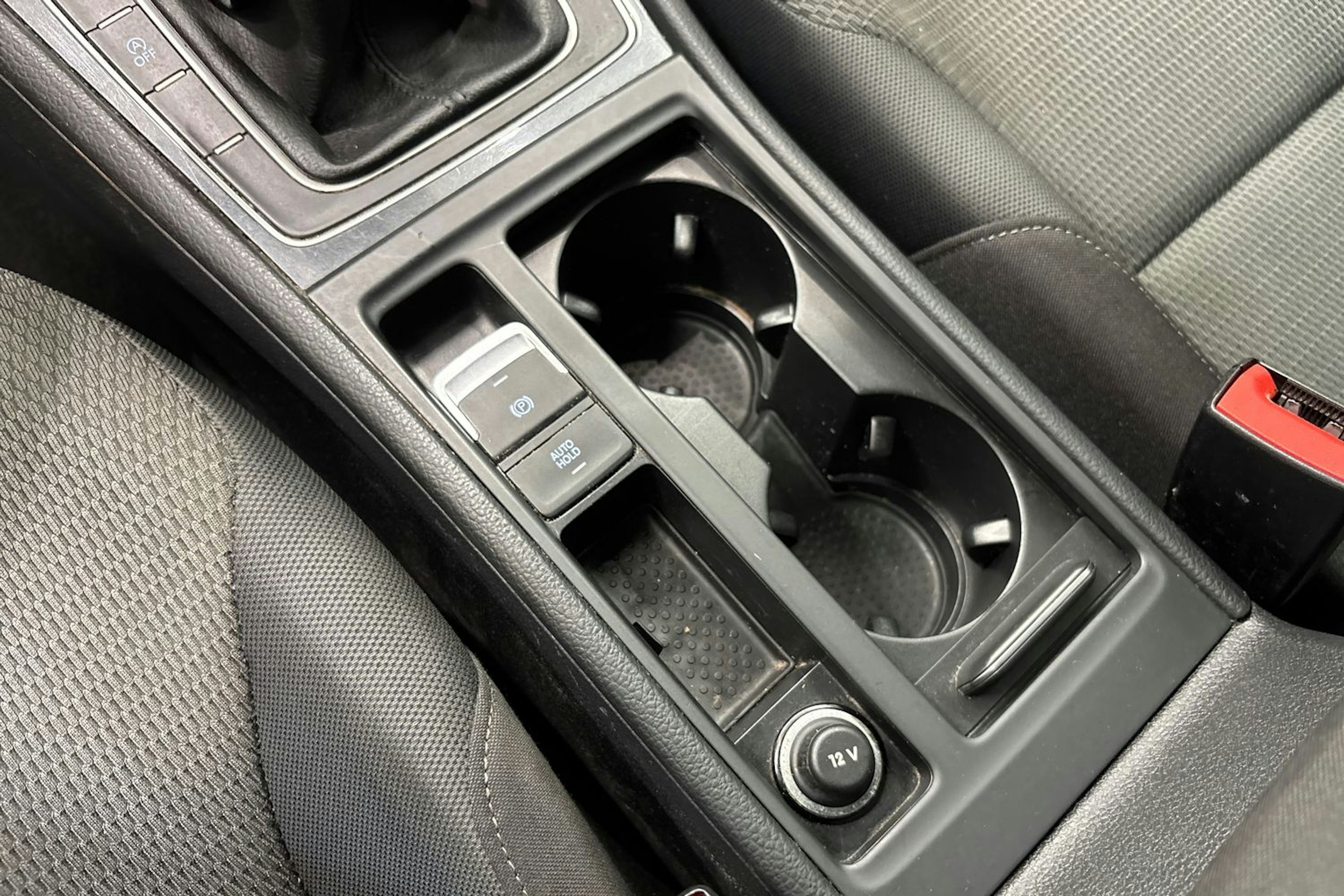 valkoinen Volkswagen Golf 2020 kuva 27.