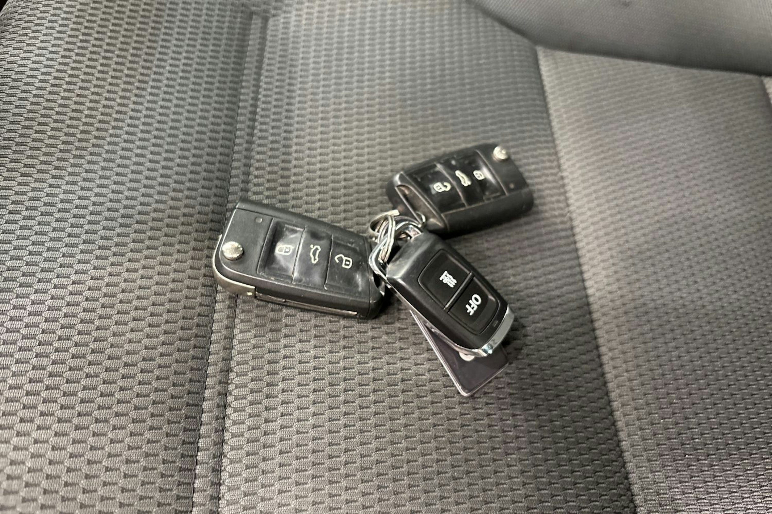 valkoinen Volkswagen Golf 2020 kuva 28.