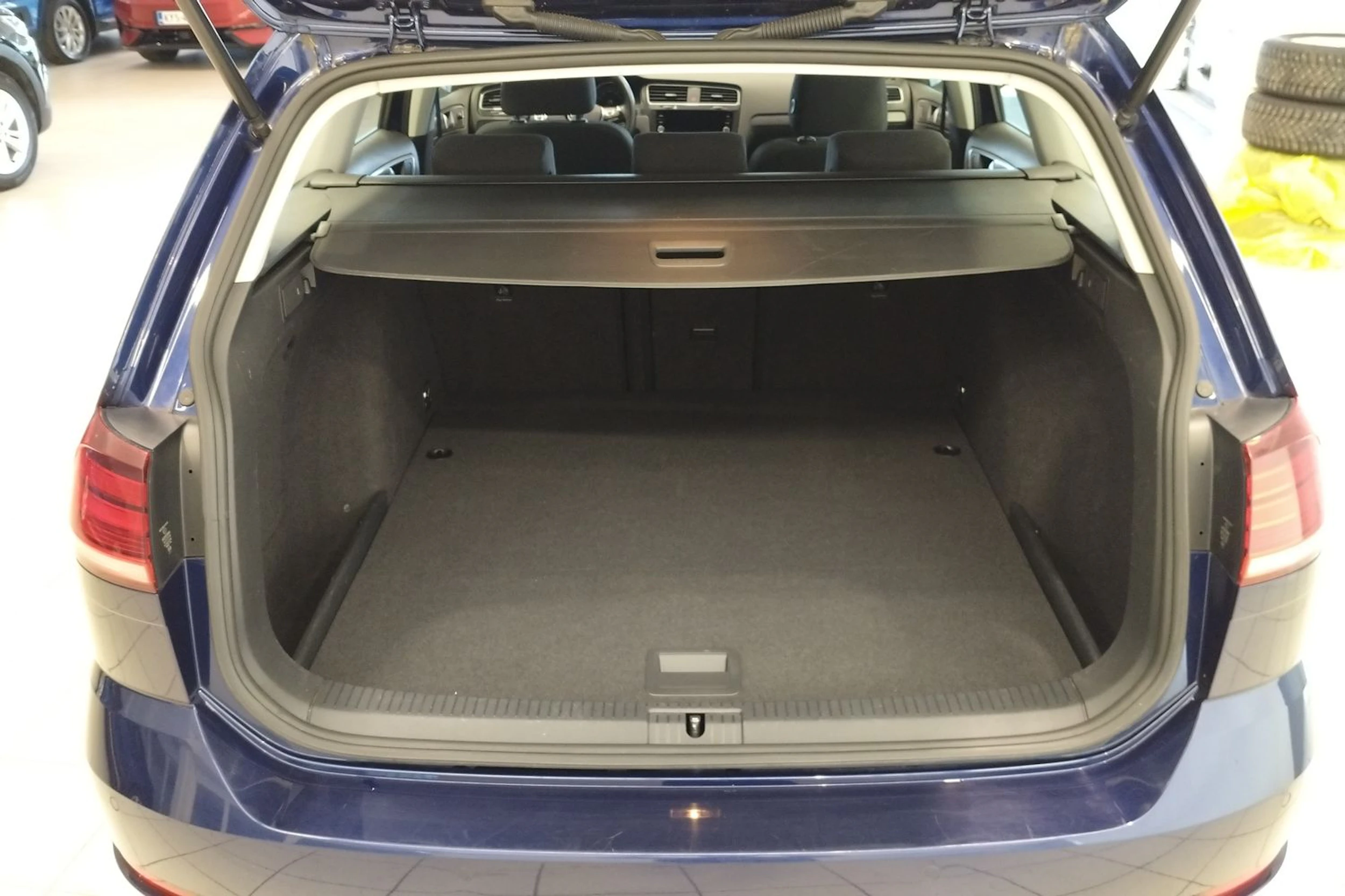 Sininen Volkswagen GOLF 2020 kuva 11.