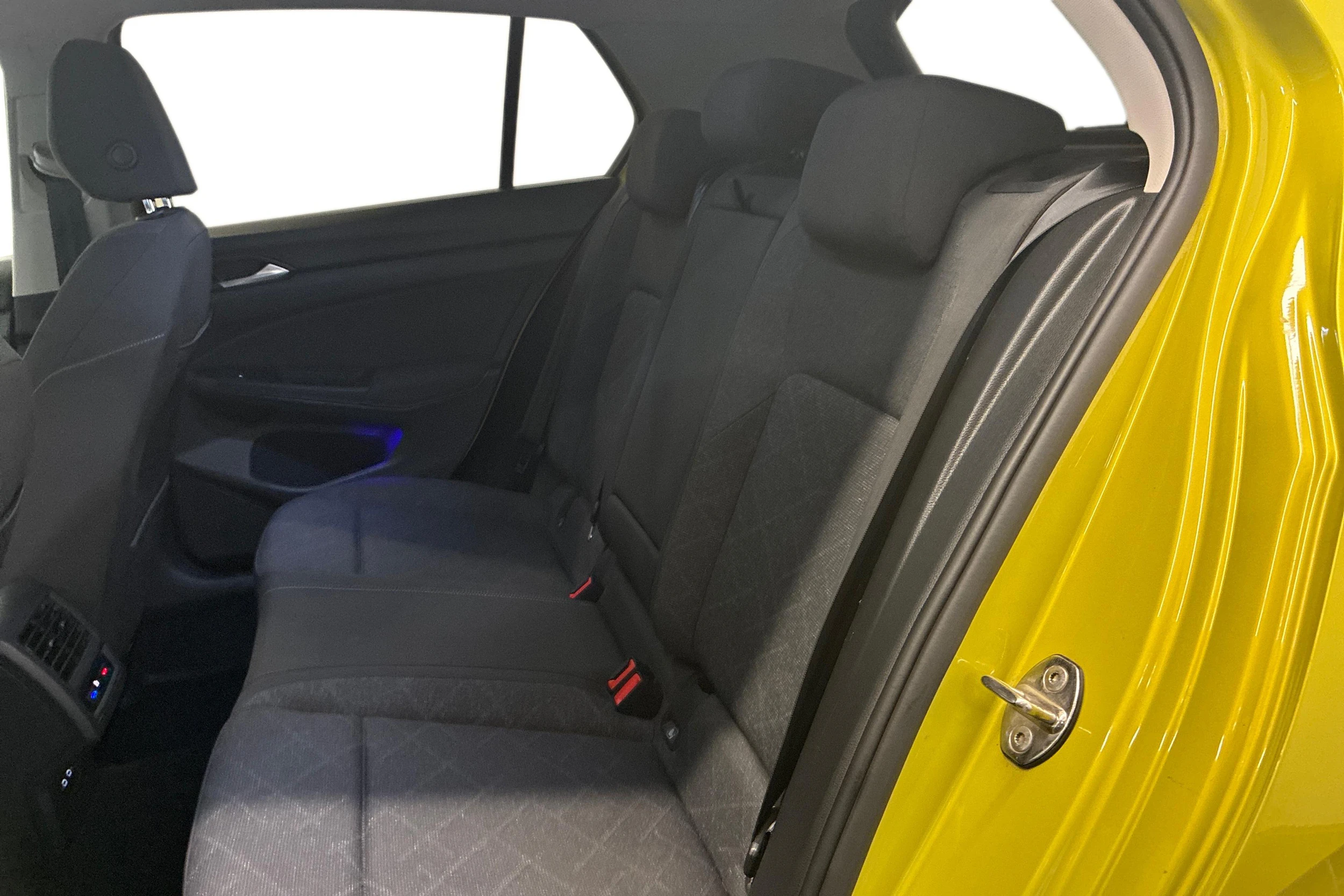 keltainen Volkswagen Golf 2020 kuva 8.