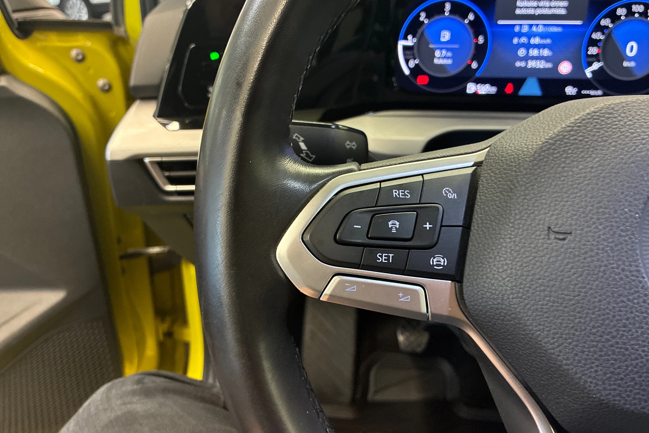 keltainen Volkswagen Golf 2020 kuva 12.